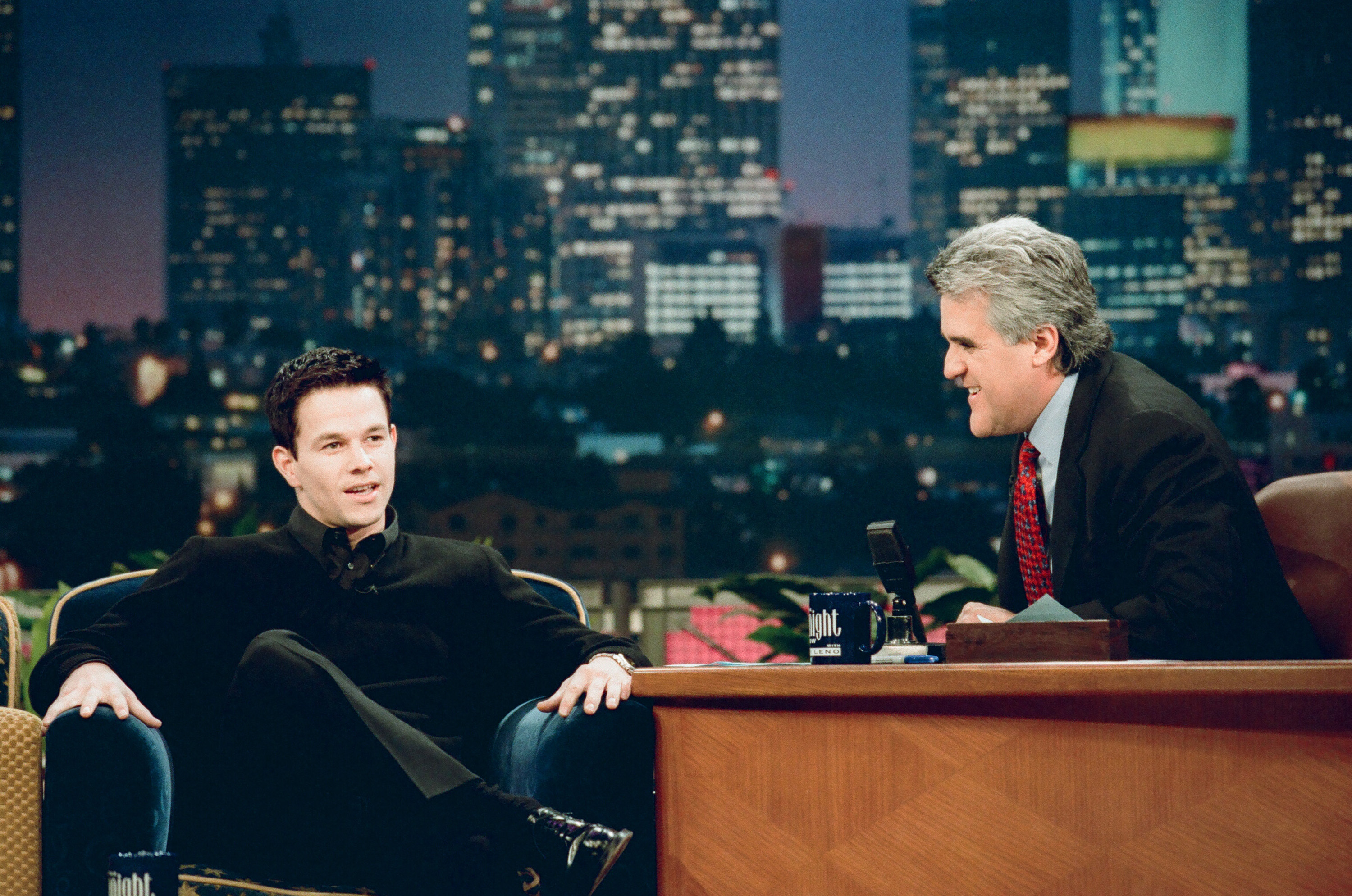 El actor Mark Wahlberg durante una entrevista con el presentador Jay Leno el 28 de octubre de 1997 | Foto: Getty Images