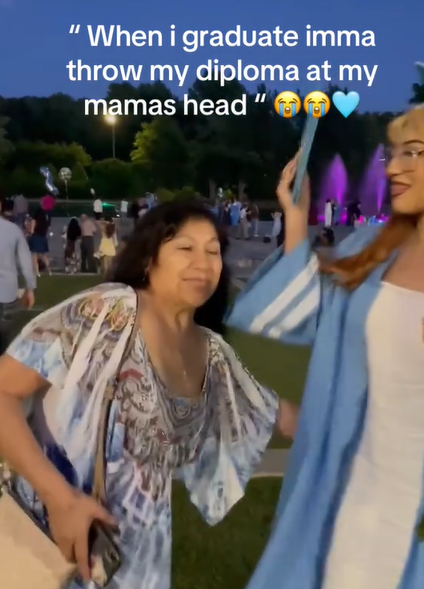 La joven @berebuggg junto a su madre en su graduación | Fuente/TikTok/berebuggg