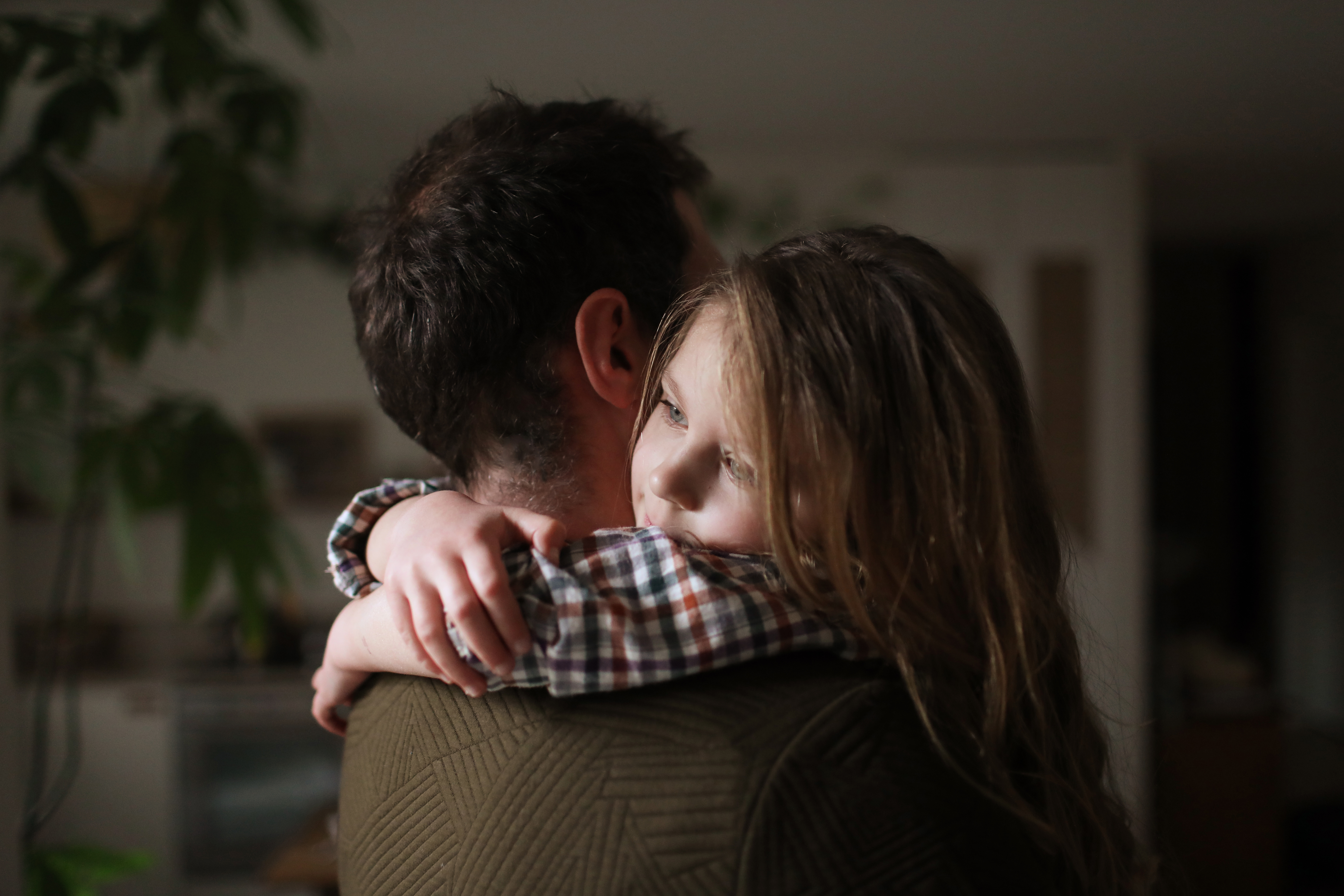 Un padre y su hija abrazados en casa | Foto: Getty Images