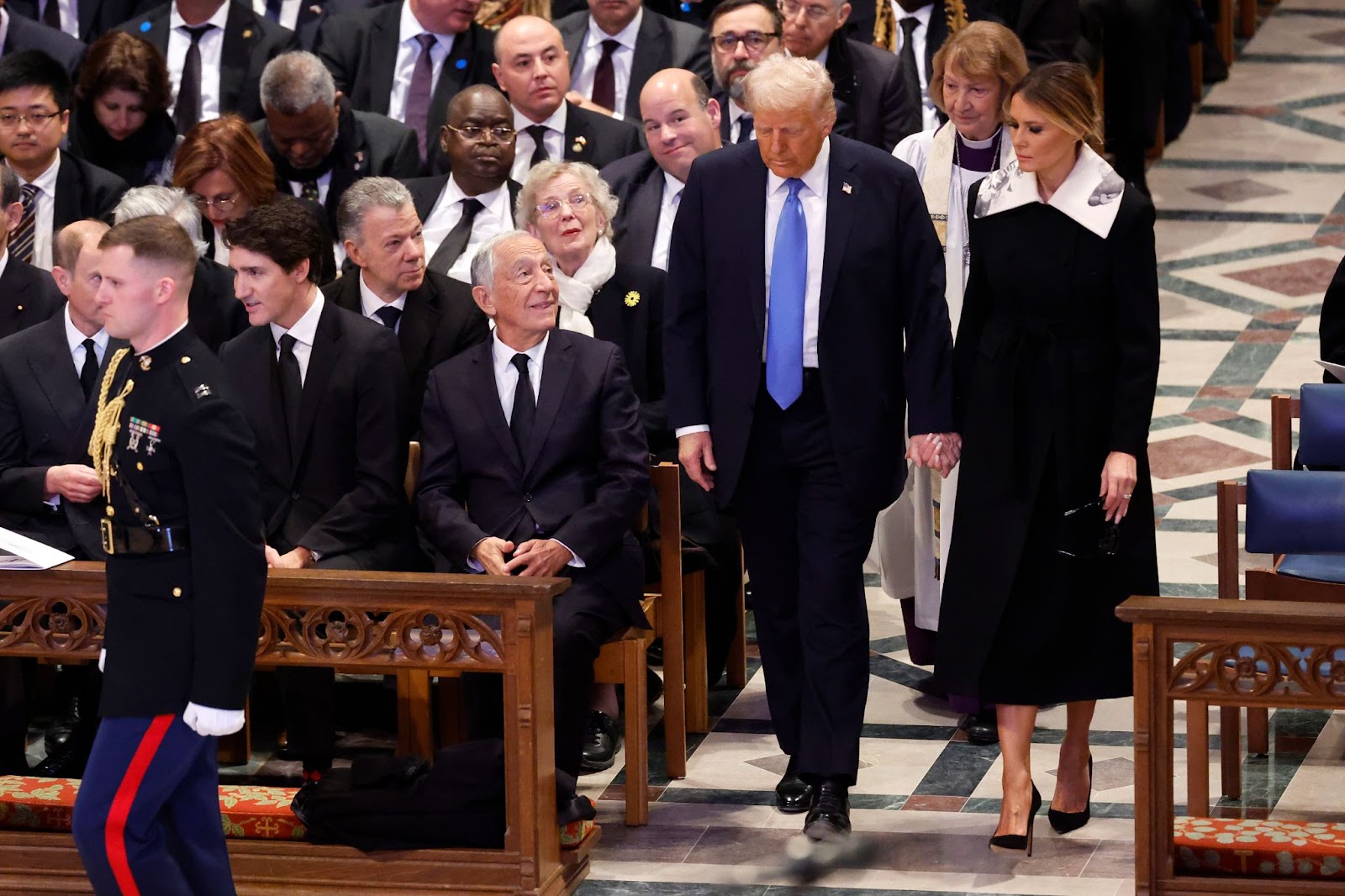 El presidente electo de EE.UU. Donald Trump y Melania Trump llegan al funeral de Estado por el ex presidente de EE.UU. Jimmy Carter en la Catedral Nacional de Washington el 9 de enero de 2025, en Washington, D.C. | Fuente: Getty Images