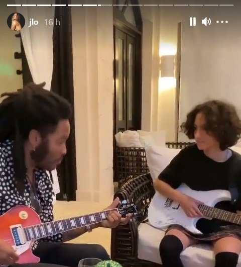 Lenny Kravitz le enseña a Emme a tocar guitarra. | Foto: instagram.com/stories/jlo