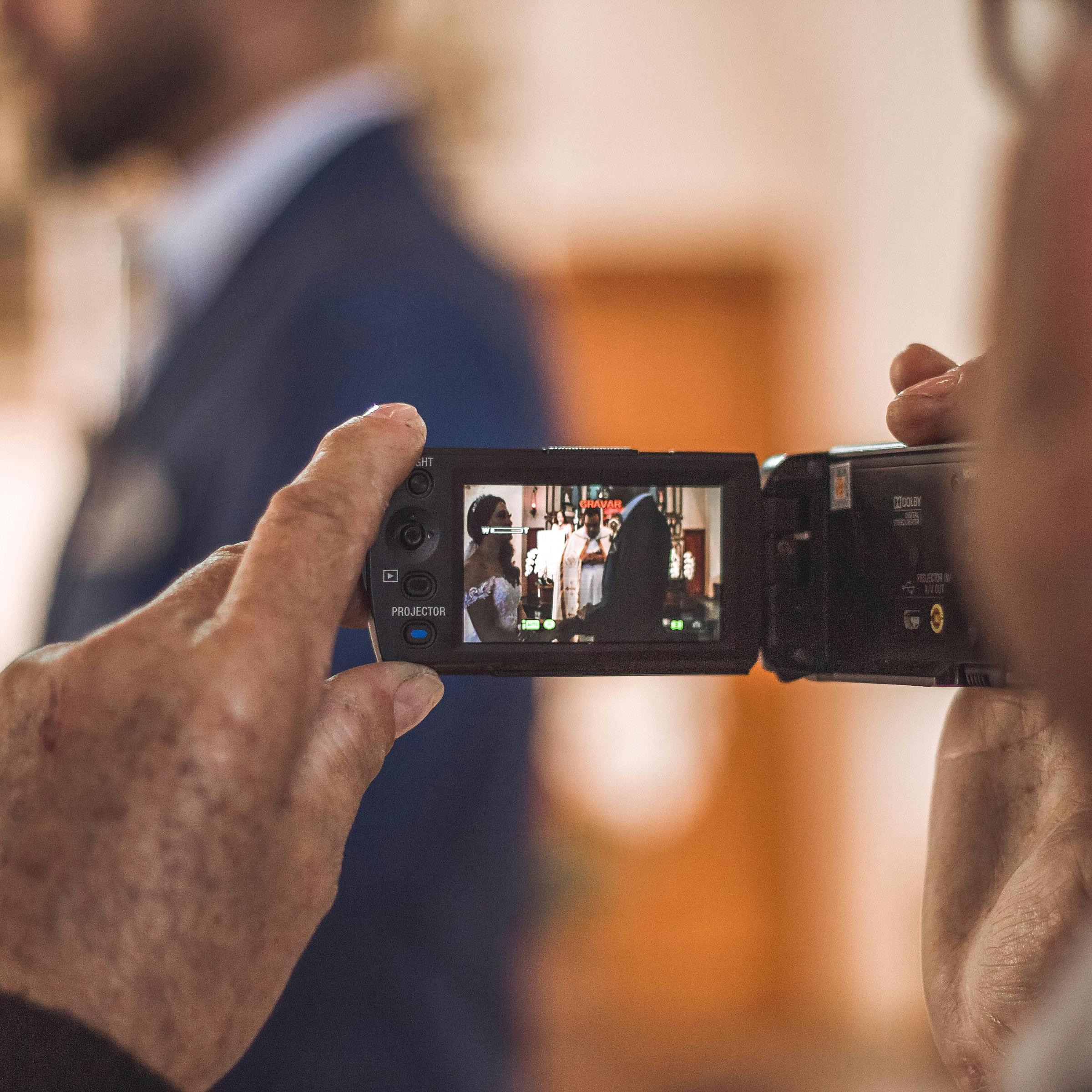 Un hombre grabando en vídeo una ceremonia de boda | Fuente: Pexels