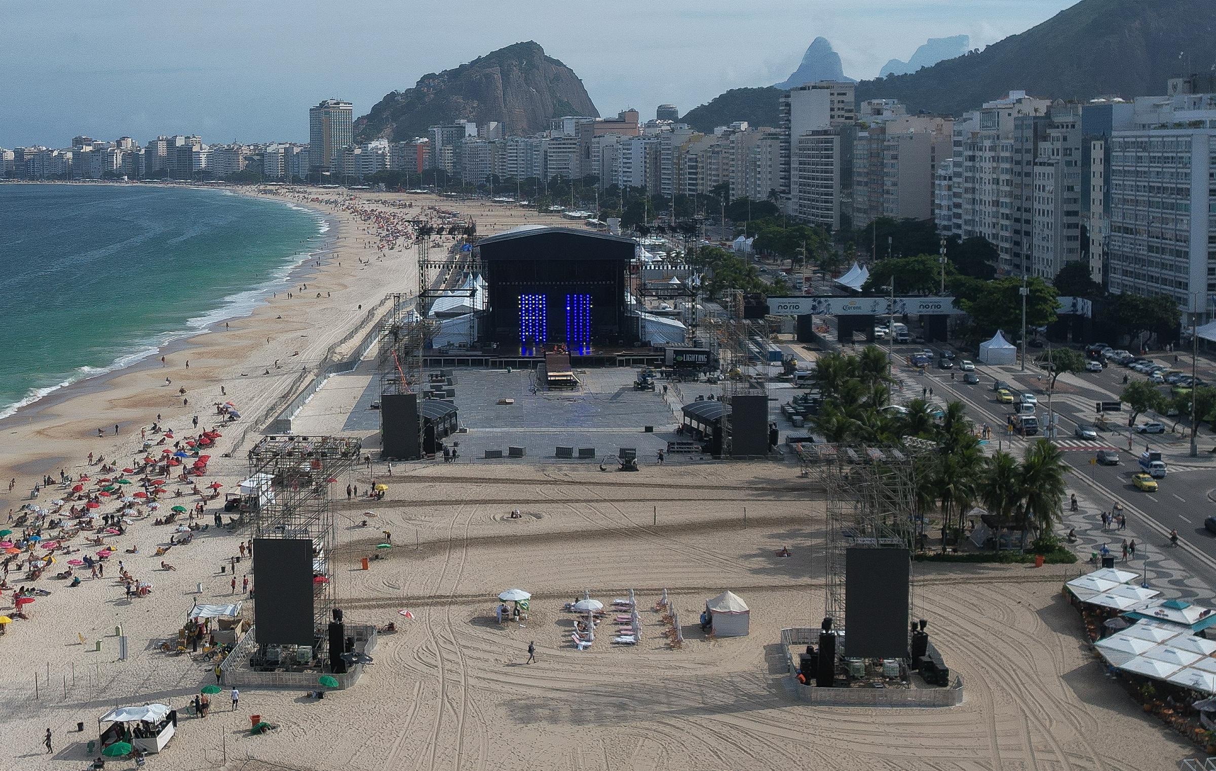 La Policía Civil lleva a cabo una investigación y supervisa a los trabajadores durante el montaje del escenario en Río de Janeiro el 27 de abril de 2026. | Fuente: Getty Image.