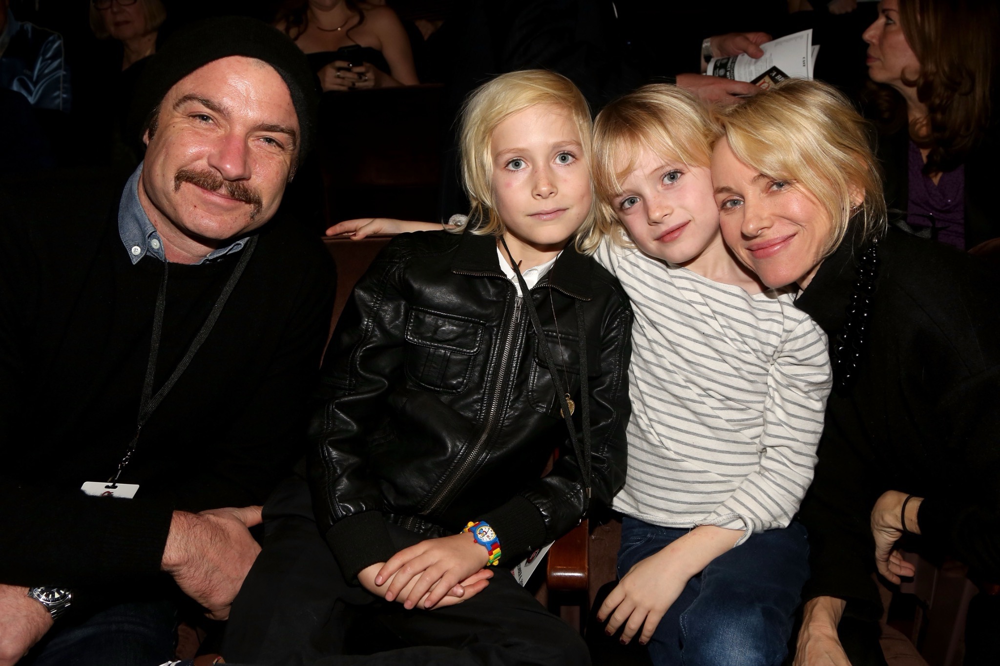 Naomi Watts y Liev Schreiber solían llevar a sus hijos, Sasha y Kai, a eventos para toda la familia, como desfiles de moda. Más tarde, sus hijos siguieron los pasos creativos de sus padres y se lanzaron al mundo de la interpretación y del modelaje. | Fuente: Getty Images