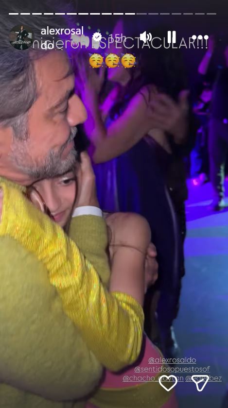 Eugenio Derbez abraza a su hija, Aitana, al bajar del escenario | Fuente: Instagram/alexrosaldo