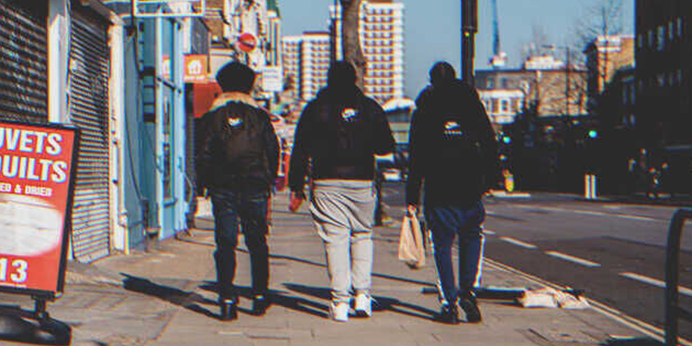 Tres jóvenes caminando por la calle | Foto: Shutterstock