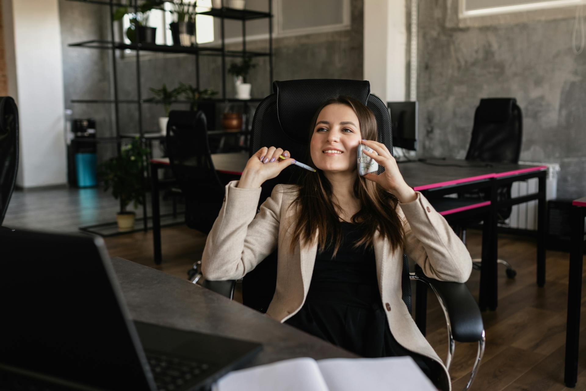 Una mujer sonriente hablando por teléfono | Fuente: Pexels