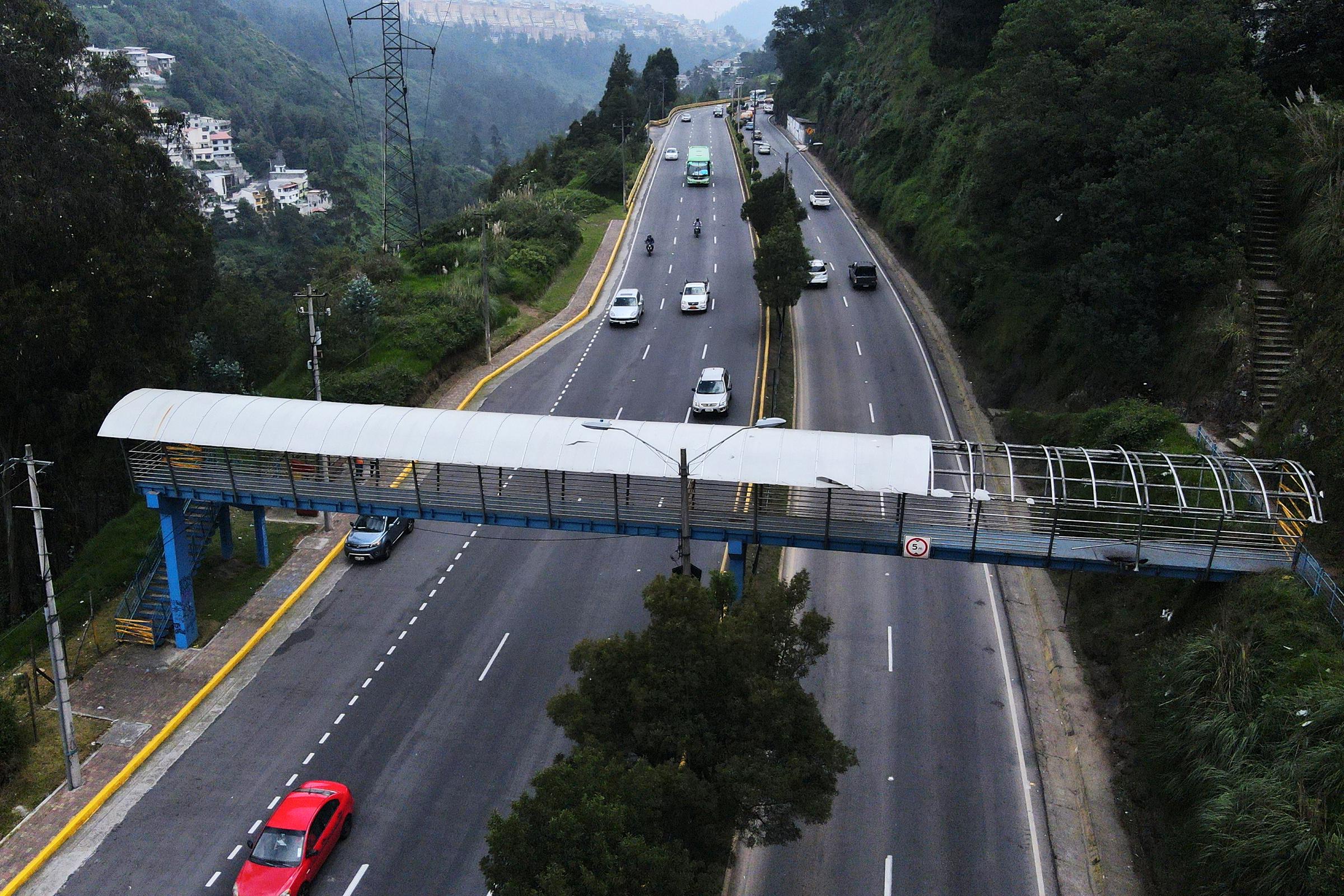 Vista aérea de un puente dañado sobre la carretera de Rumiñahui en Quito, Ecuador, el 9 de enero de 2024 | Fuente: Getty Images