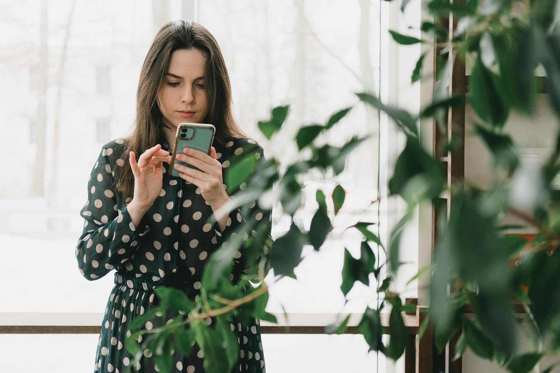 Una mujer tecleando un texto en su smartphone | Fuente: Pexels