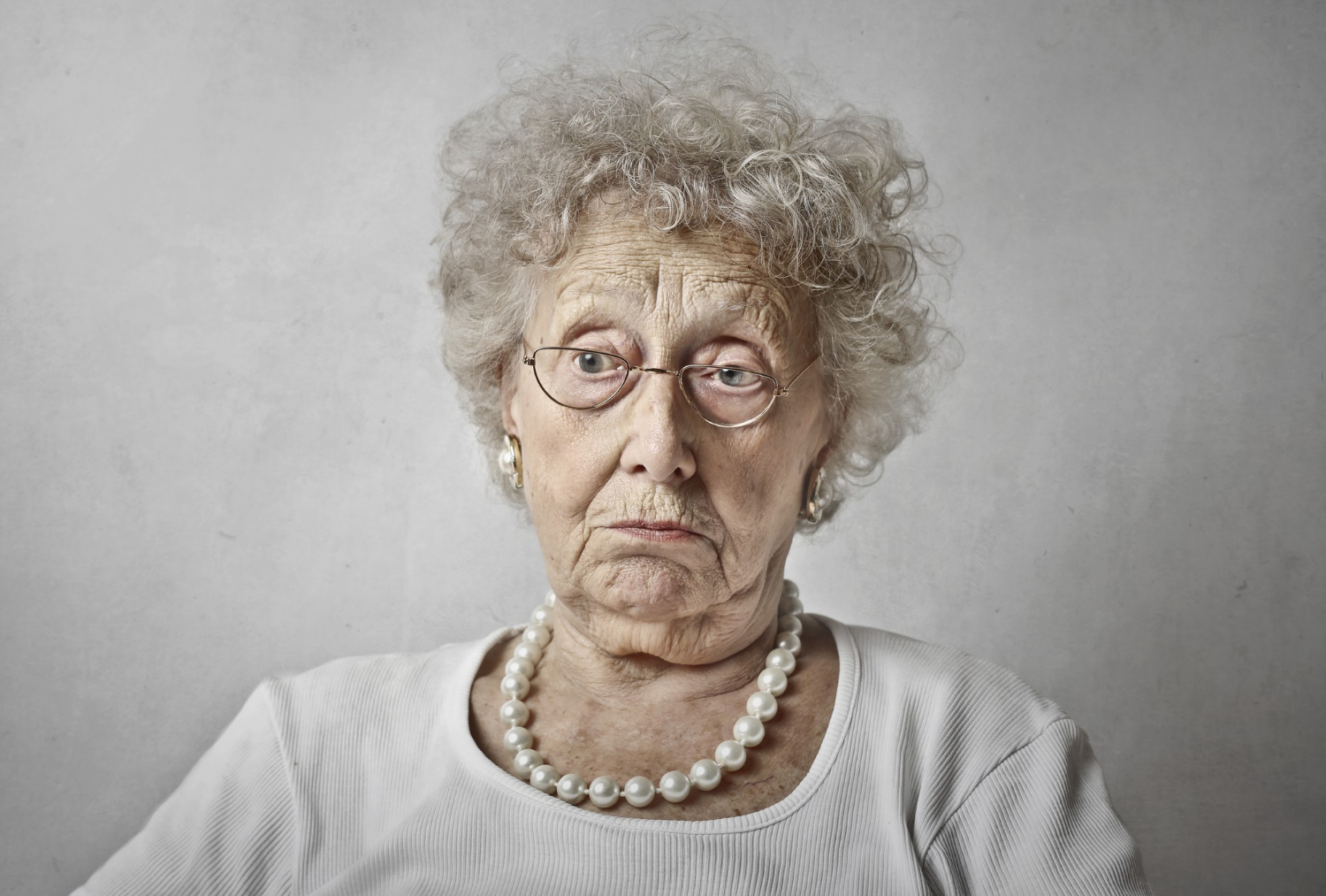 Una anciana aturdida | Fuente: Freepik