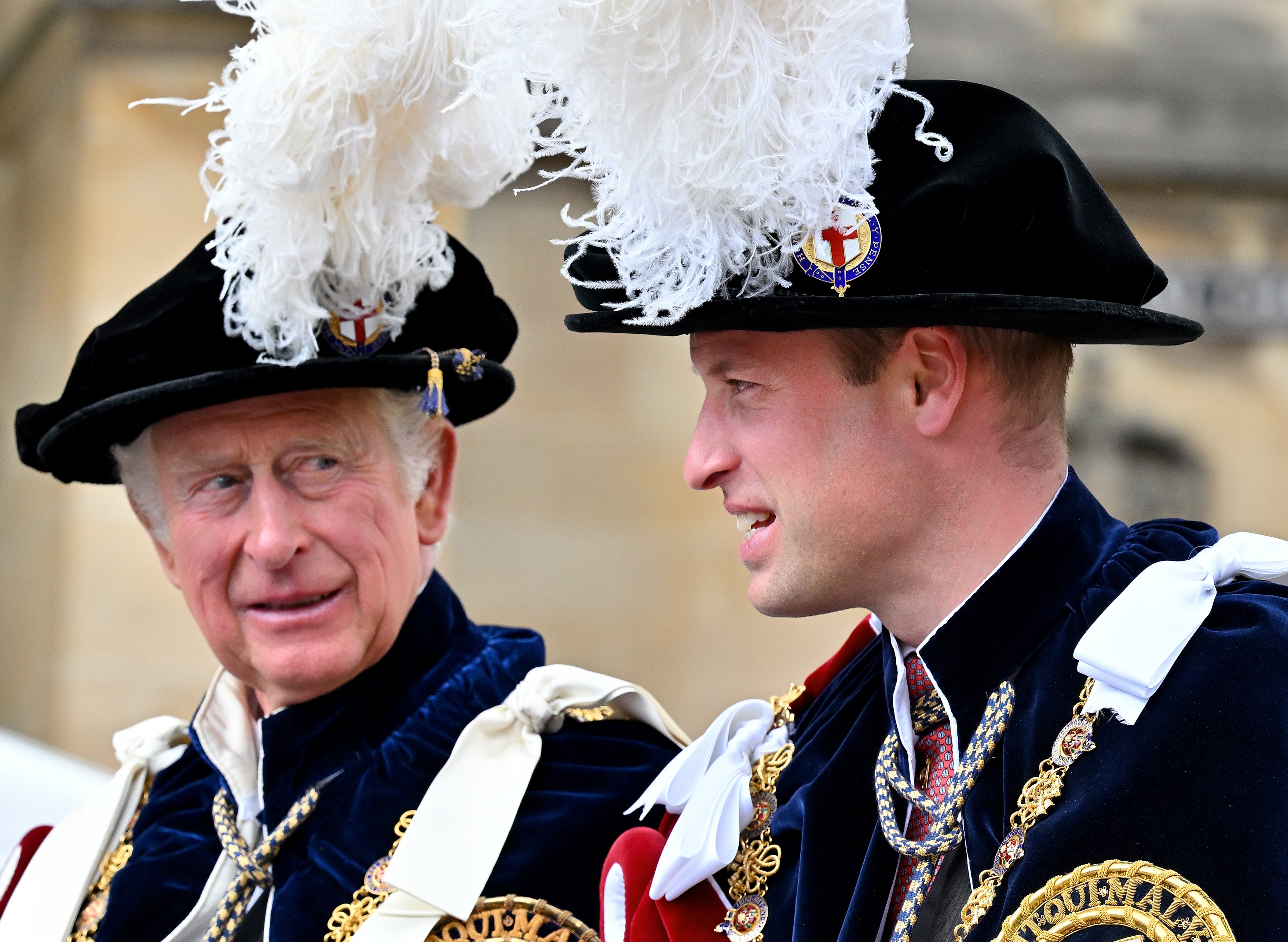 El príncipe Charles, ahora rey y el príncipe William, en el servicio de la Orden de la Jarretera en la Capilla de St. George, Castillo de Windsor, el 13 de junio de 2022 en Windsor, Inglaterra. | Foto: Getty Images