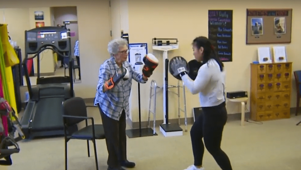 Bernice Bloch practicando boxeo junto a Rury Lee, coordinadora de acondicionamiento físico. | Imagen: YouTube/KOLR10 News