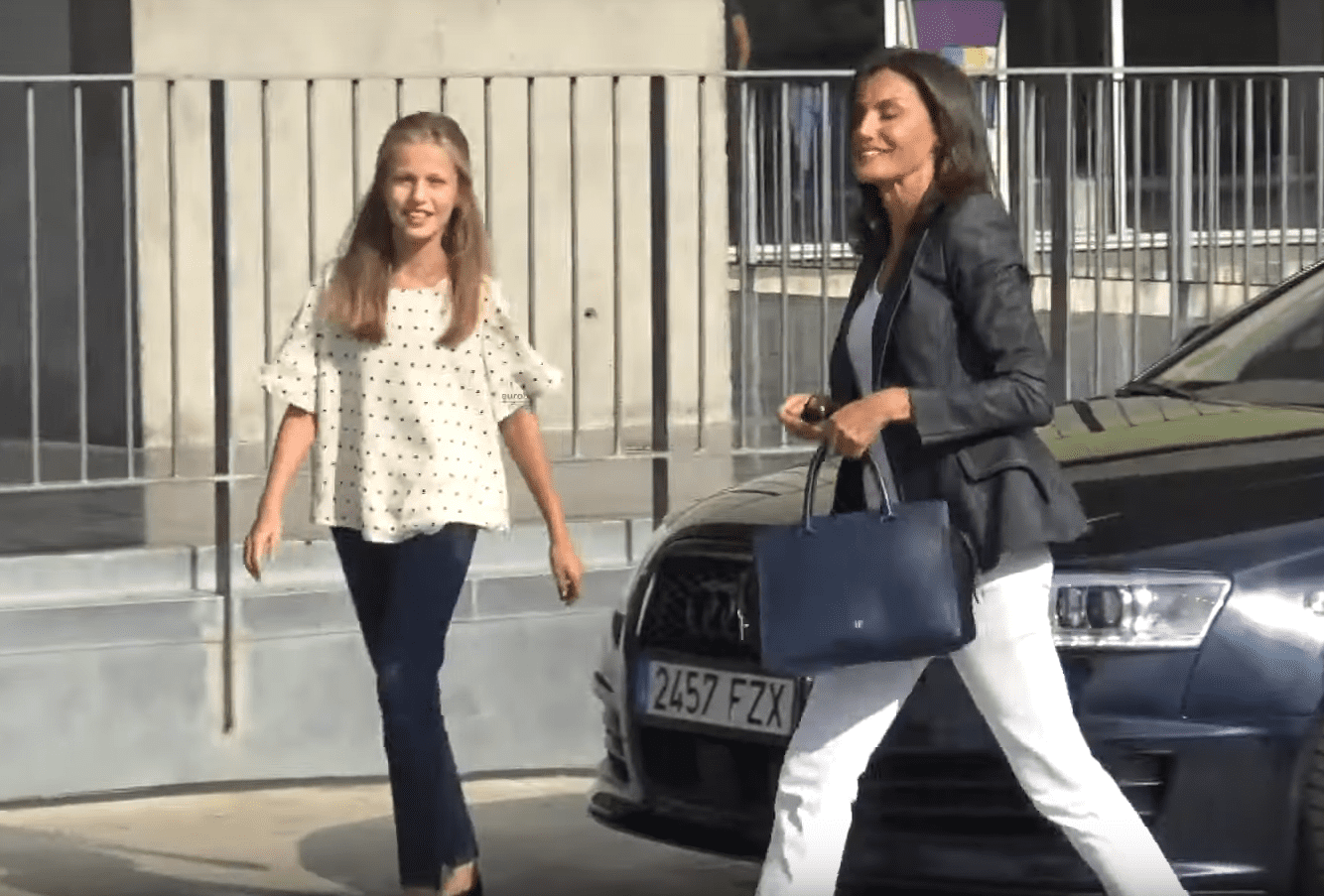 La Reina Letizia y la princesa Leonor visitan al Rey Juan Carlos I, el 30 de agosto de 2019 en el hospital Quirónsalud de Madrid. | Imagen: YouTube/ Europa Press