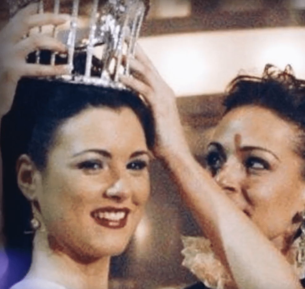 María Jesús Ruiz y Eva González  en Miss España 2004. | Imagen: YouTube/Estrella TV