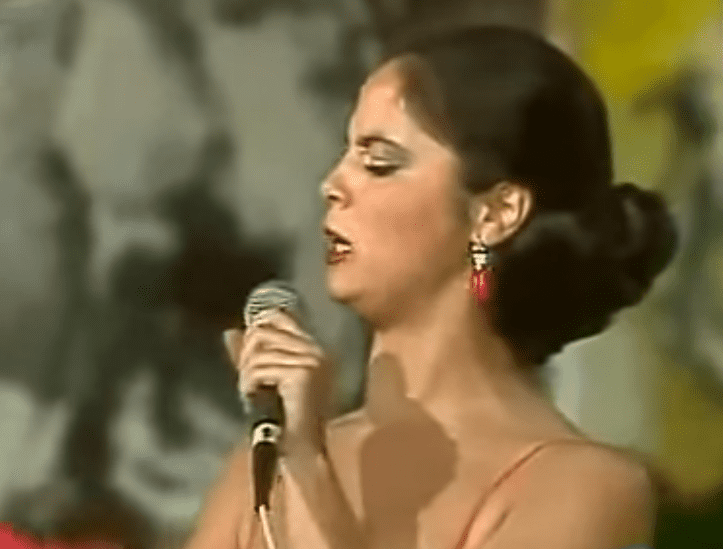 María del Monte Tejado Algaba, participante de ‘Canción Española’ en el programa ‘Gente Joven’, año 1982. | Imagen: YouTube/Adrián
