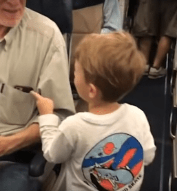 Oliver saludando a los pasajeros. | Imagen: YouTube/Jane choem