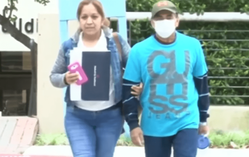 Emiliano Sierra, padre de la quinceañera, junto a su esposa. | Imagen: YouTube/Primer Impacto