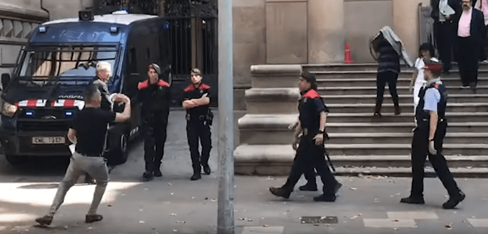 Momento en que tío de la víctima de la “Manada de Manresa” intenta agredir a uno de los acusados. | Imagen: YouTube/La Vanguardia