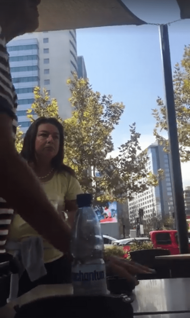 Sandra, mujer que agredió a los jóvenes estudiantes en local Starbucks que se encuentra al costado del Costanera Center, Santiago, Chile. | Imagen: Facebook/Ruben Andrés Segovia Barraza