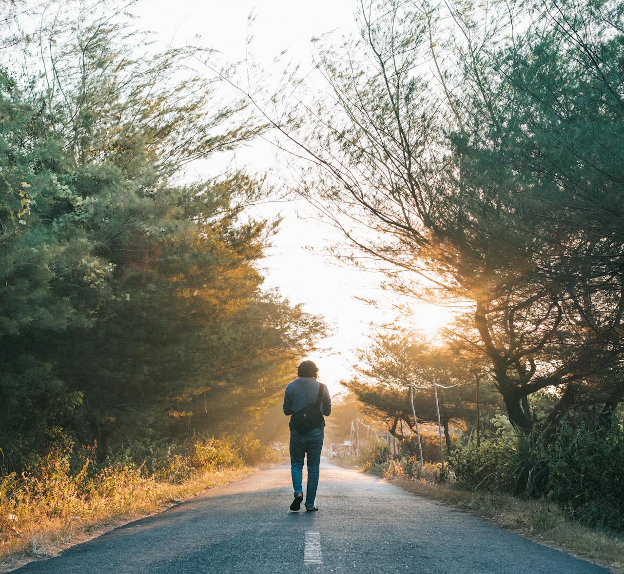 Un hombre caminando por la carretera | Fuente: Pexels