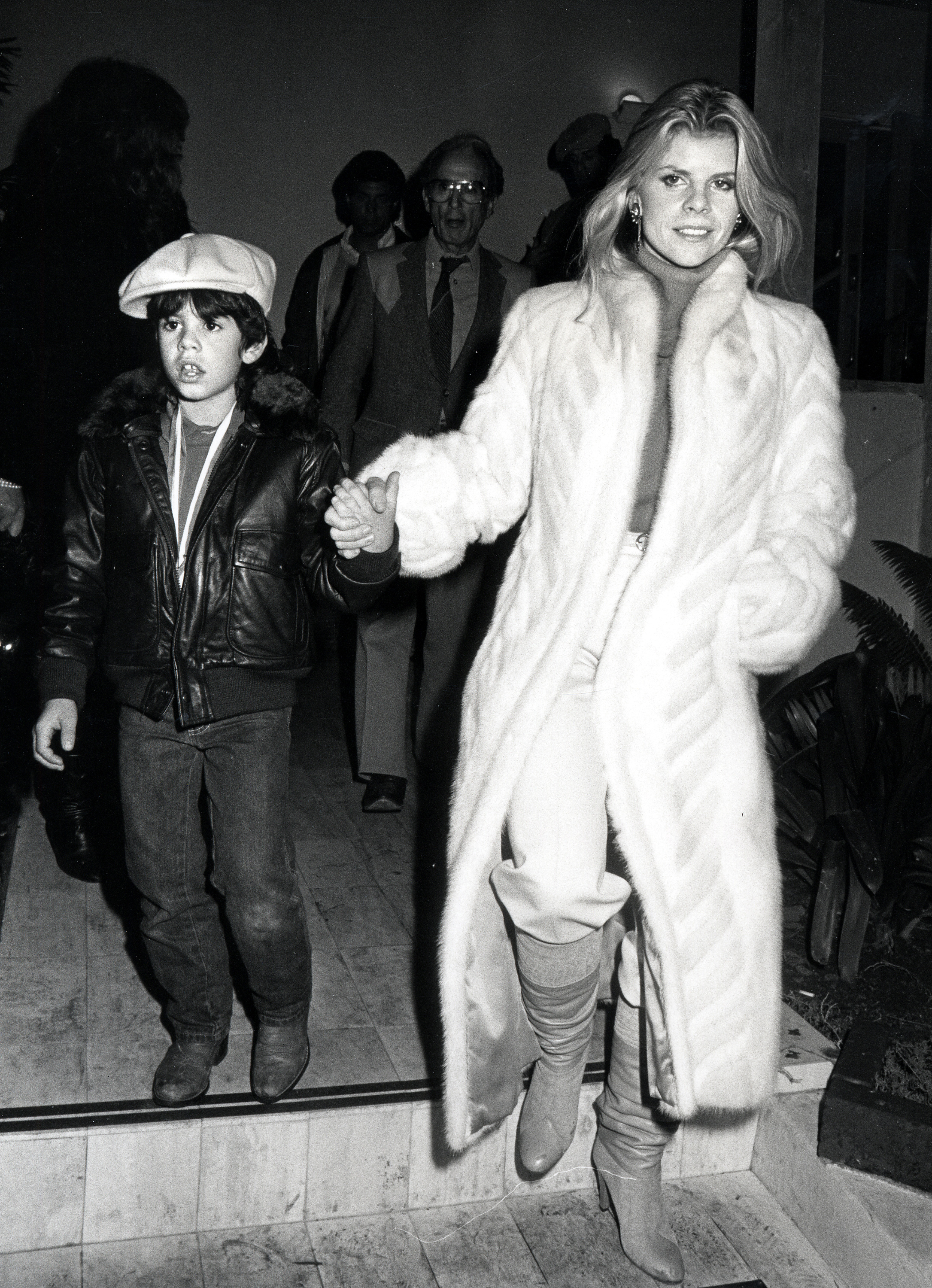 El niño y su madre en el restaurante Spago's de Beverly Hills el 1 de diciembre de 1983. | Foto: Getty Images