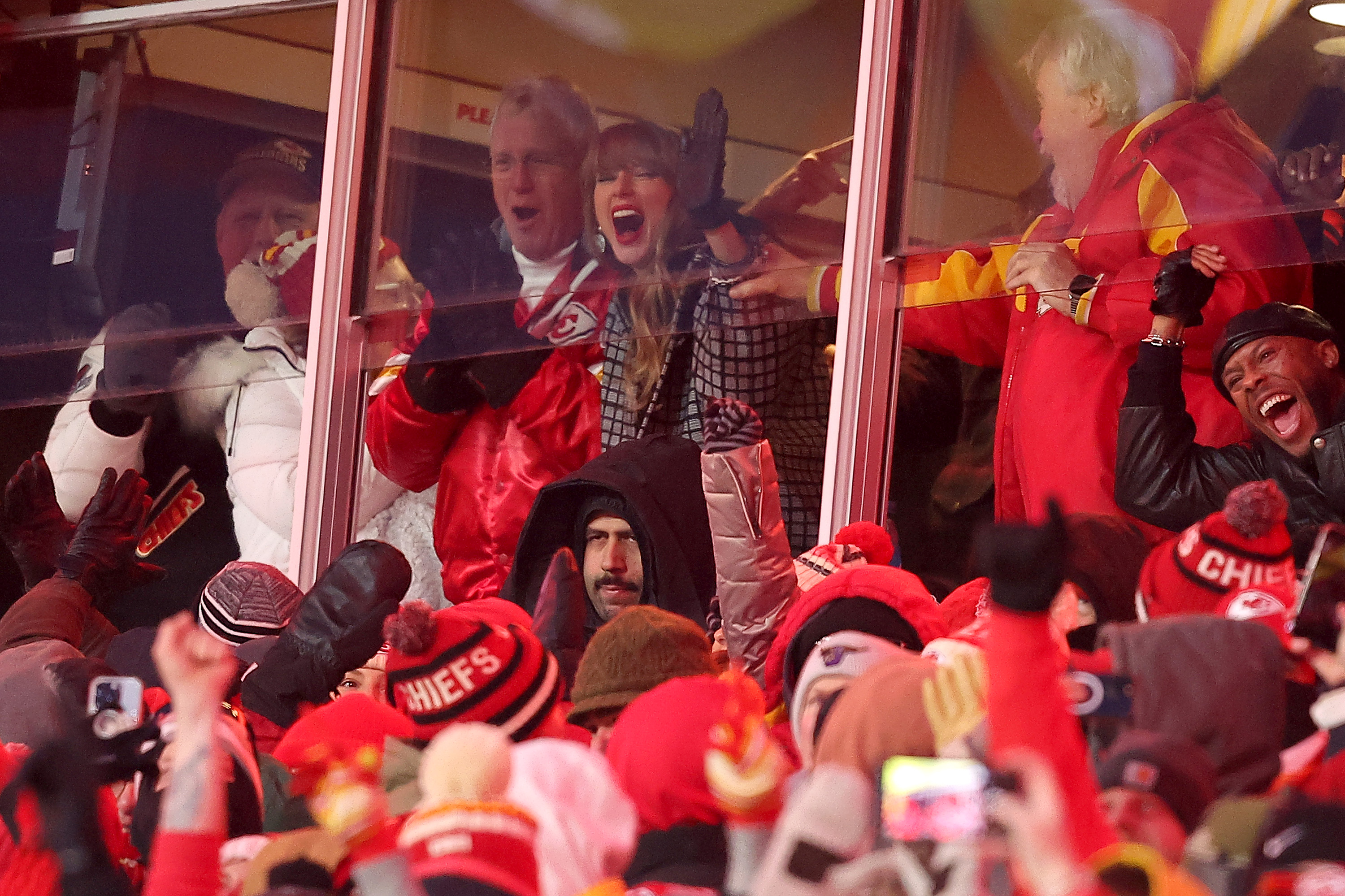 La cantante y compositora Taylor Swift celebra el touchdown de Travis Kelce #87 de los Kansas City Chiefs contra los Houston Texans durante el cuarto cuarto en el AFC Divisional Playoff el 18 de enero de 2025, en Kansas City, Missouri | Fuente: Getty Images