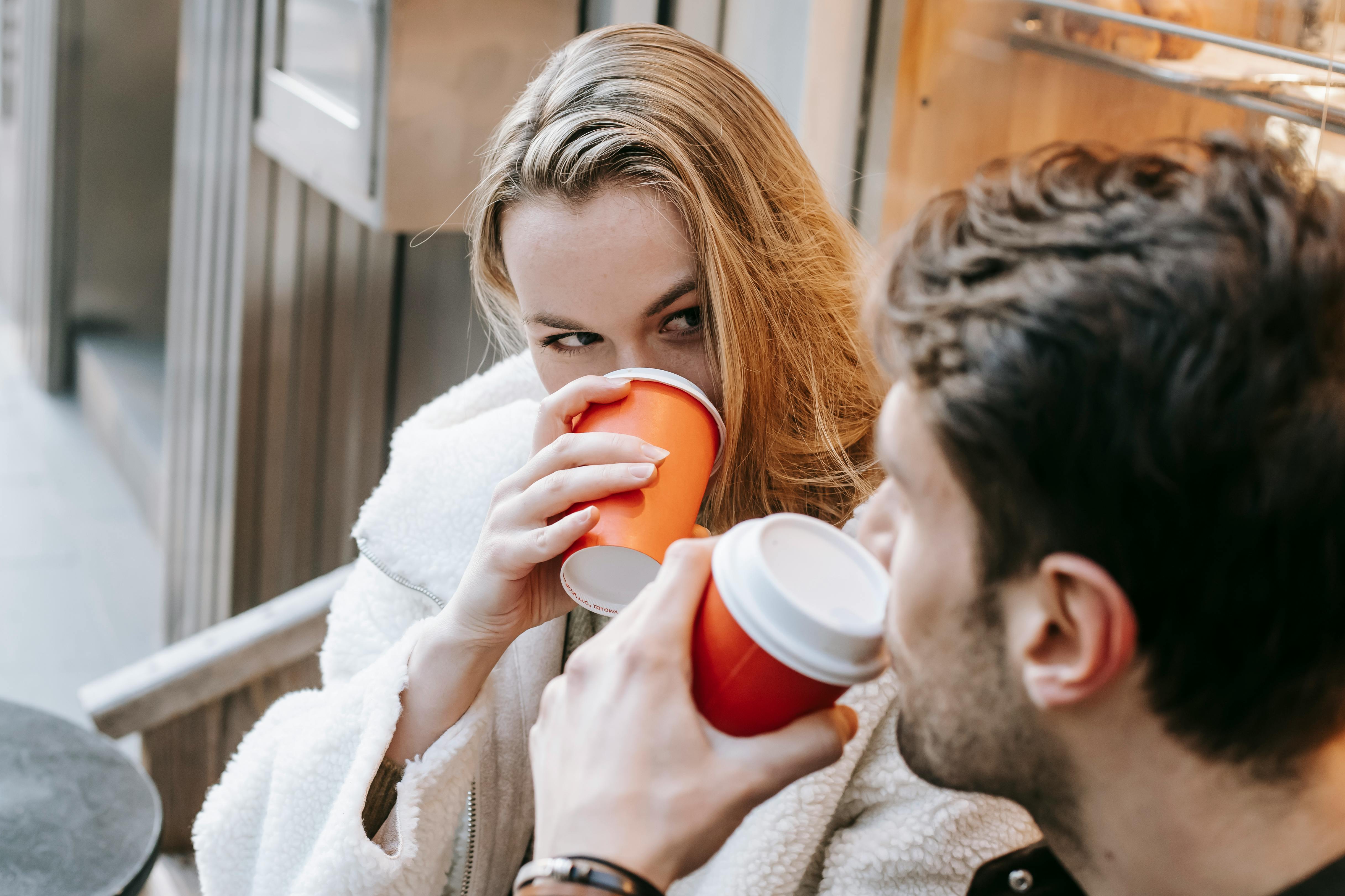 Dos personas tomando café | Fuente: Pexels