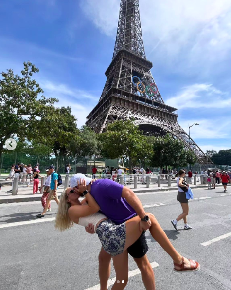 Payton Otterdahl y Maddy Nilles compartiendo un apasionado beso el día de su compromiso, publicado el 4 de agosto de 2024 | Fuente: Instagram/p.train_throws y maddynilles27