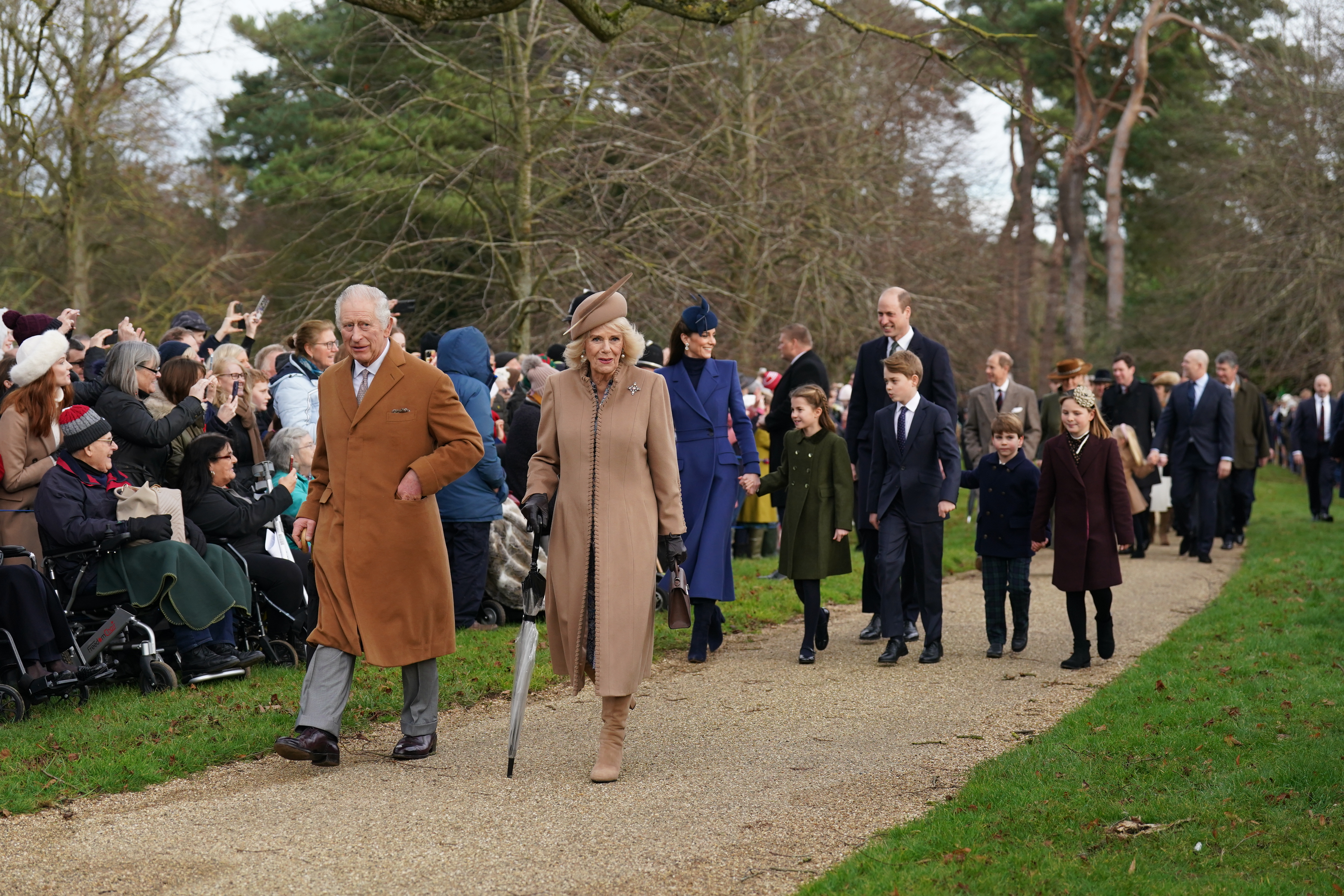 El rey Charles III, la reina Camilla, la princesa Charlotte, el príncipe George y el príncipe Louis asisten al servicio religioso matutino del día de Navidad en Sandringham, Norfolk, el 25 de diciembre de 2023. | Fuente: Getty Images