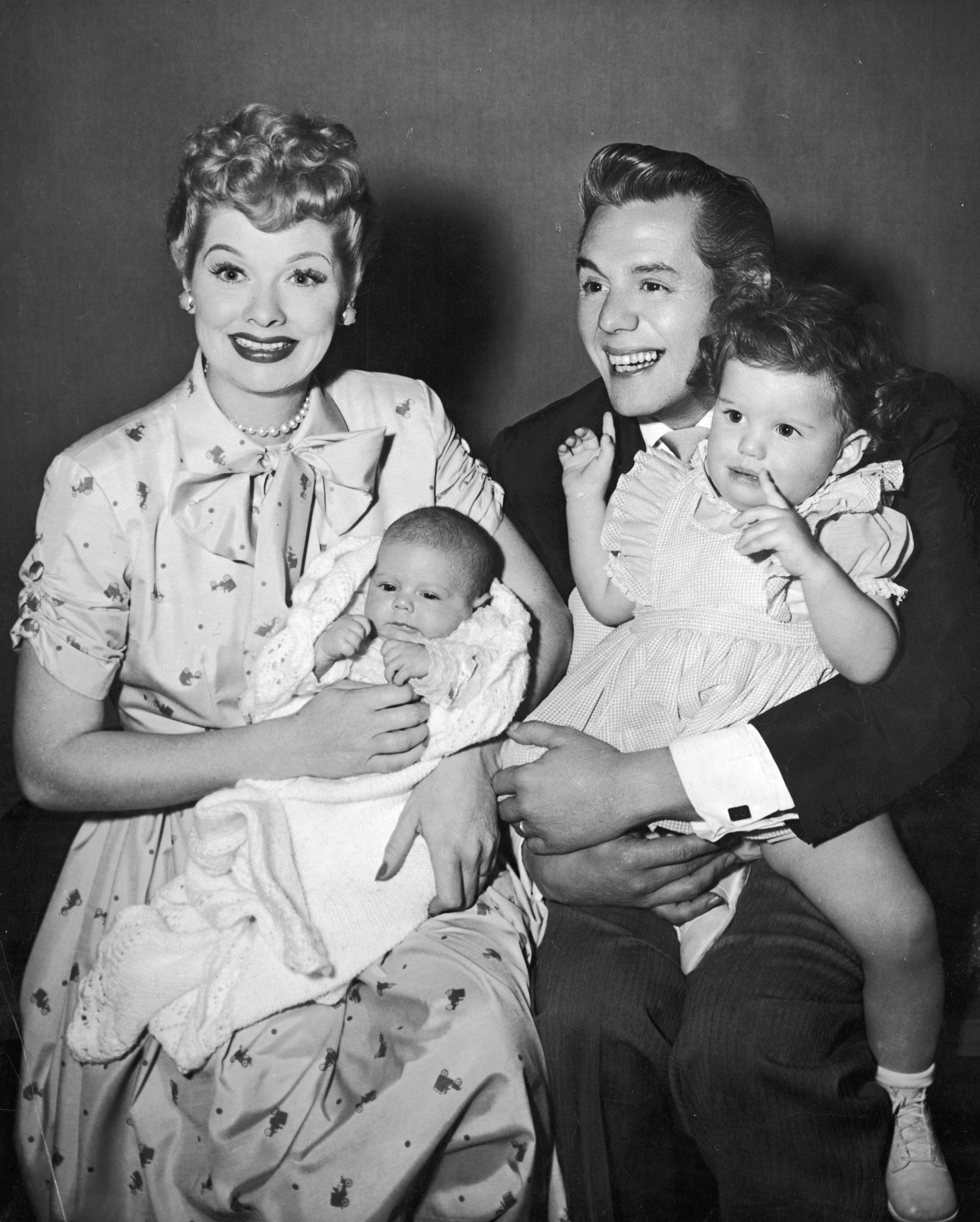 Lucille Ball y Desi Arnaz con sus dos hijos Desi Jr and Lucie | Foto: Getty  Images