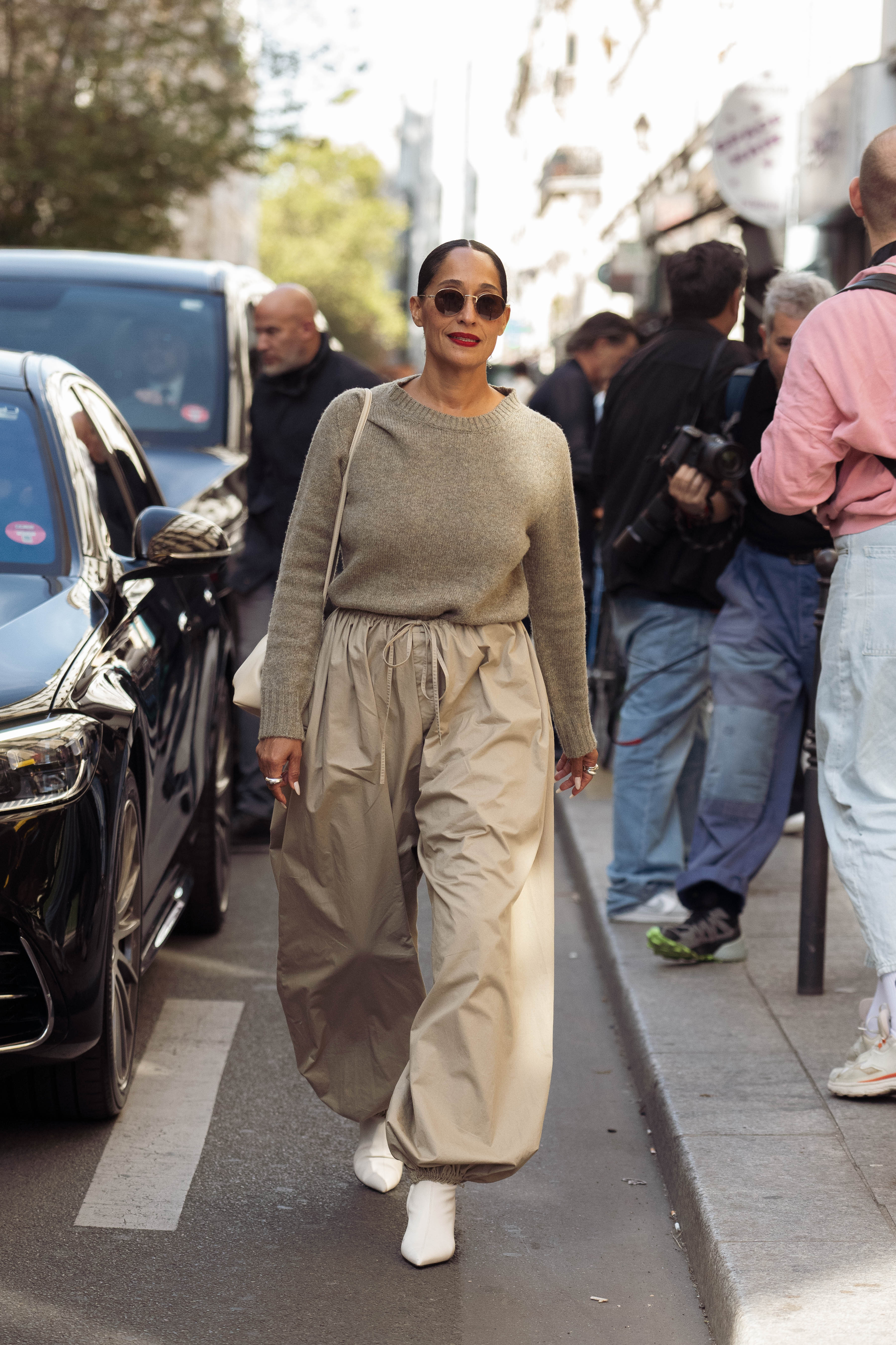 La forma exagerada de los pantalones de globo de Tracee Ellis Ross hace que sean las proporciones, y no los complementos, las protagonistas de este momento de street style. La fotografiaron a la salida del desfile de Celine Primavera/Verano 2027, donde se unió al grupo de estrellas que acudían a la presentación. | Fuente: Getty Images