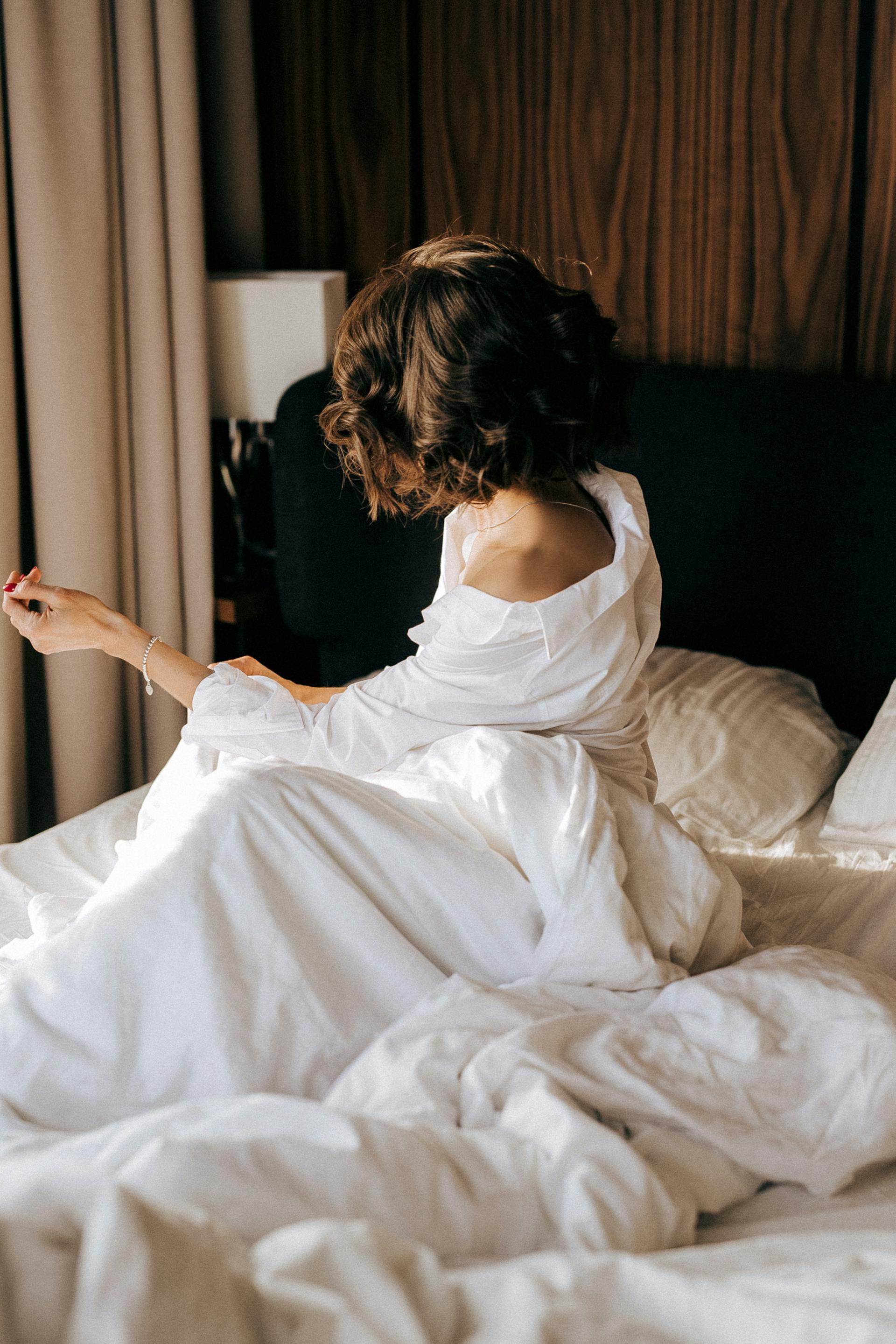 Una donna seduta a letto | Fonte: Pexels