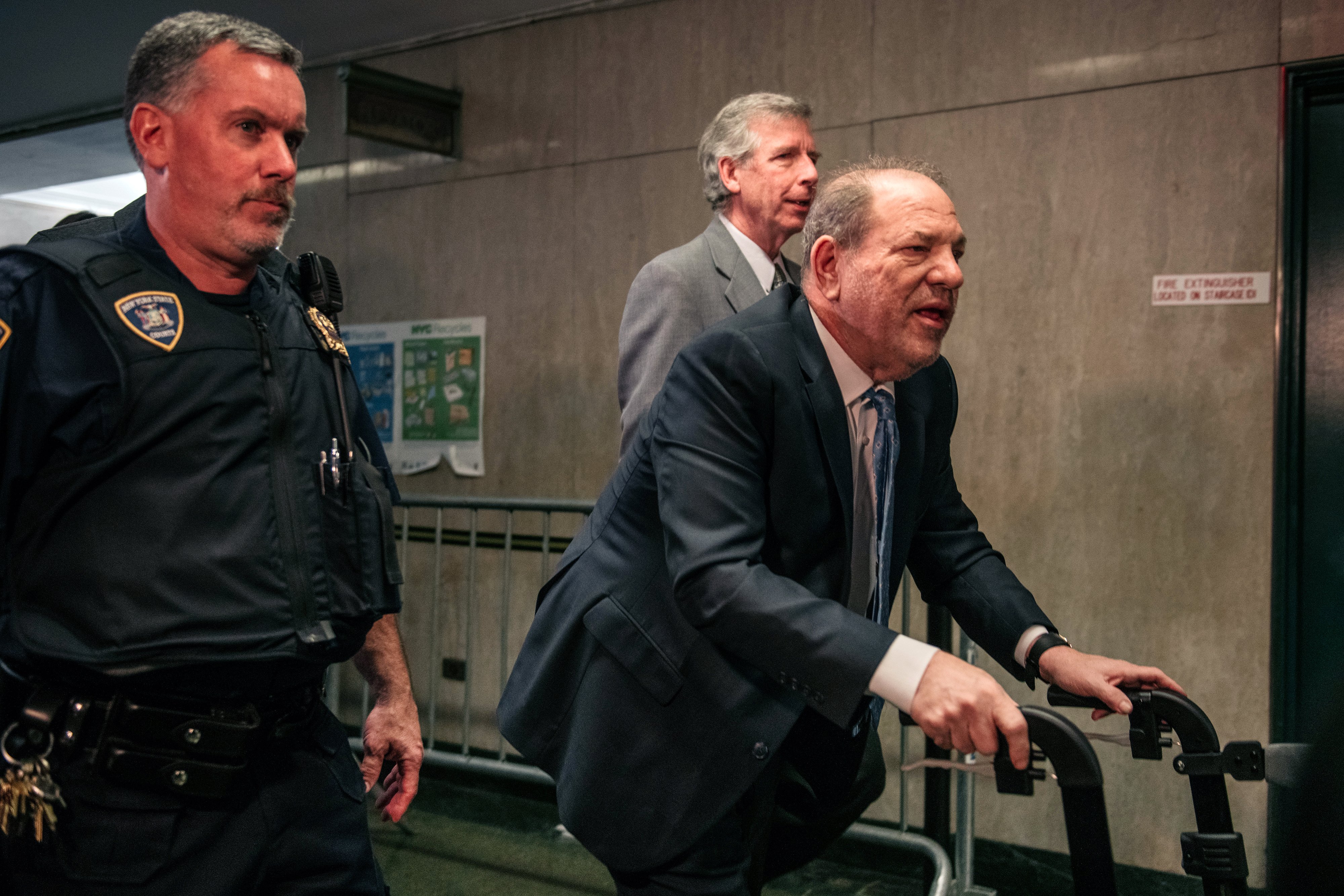 El productor de películas Harvey Weinstein ingresa al Tribunal Penal de la Ciudad de Nueva York el 24 de febrero de 2020 en la ciudad de Nueva York. | Foto: Getty Images