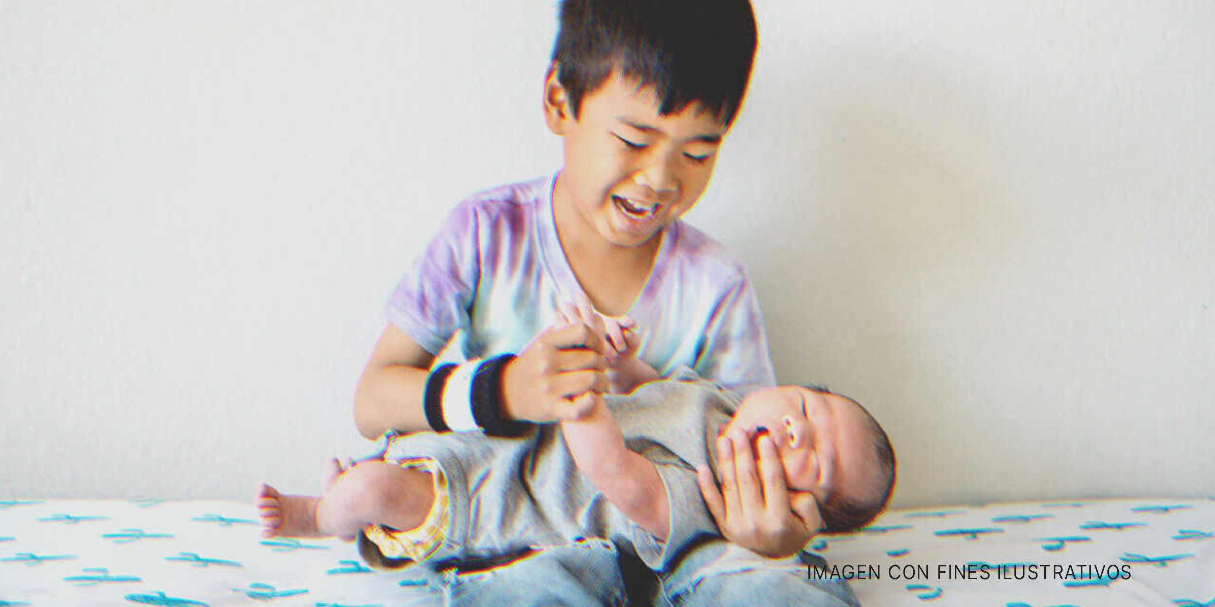 Un niño sostiene a un bebé | Foto: Shutterstock