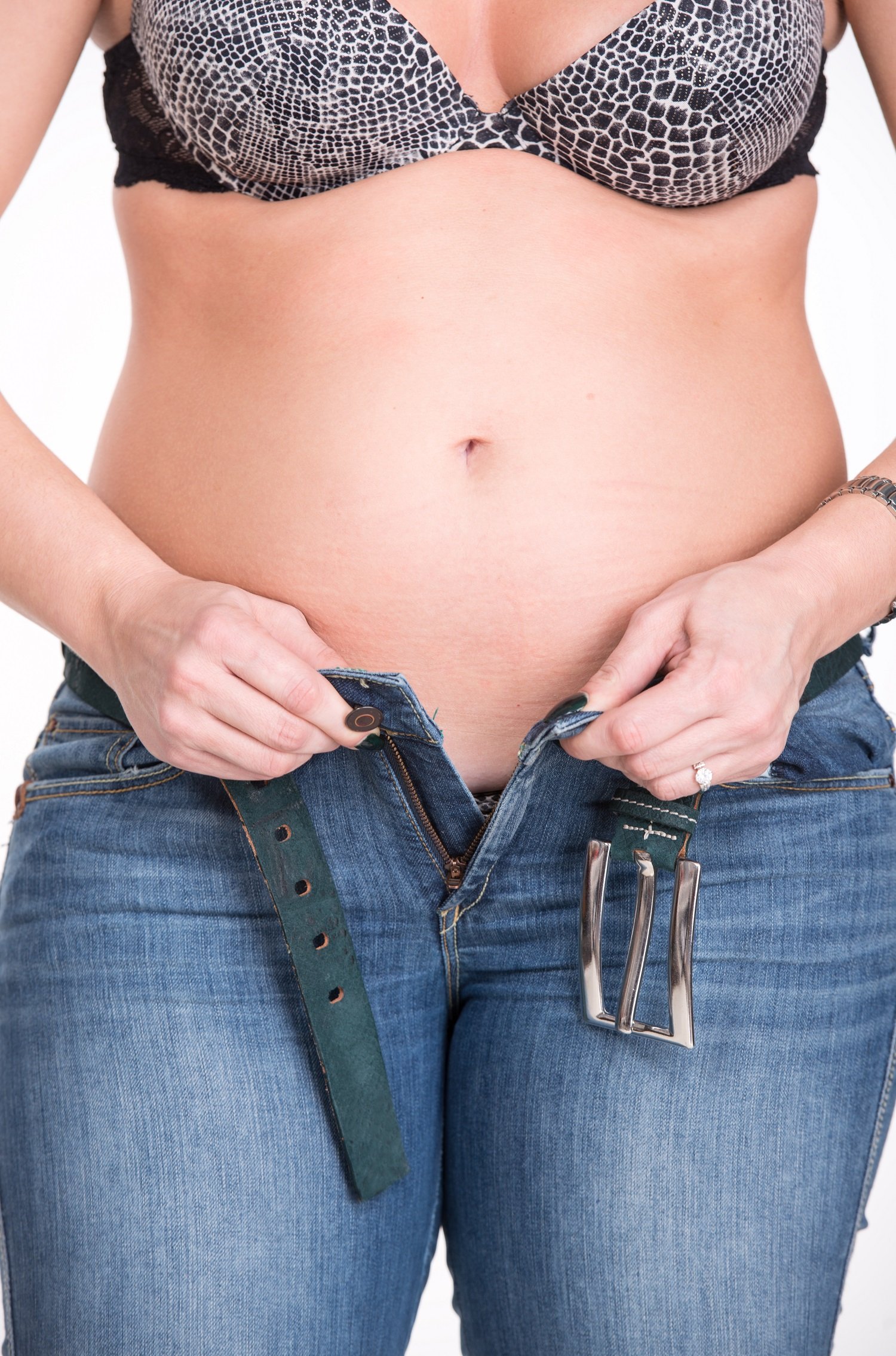 Mujer que no puede cerrarse los jeans. | Foto: Shutterstock.