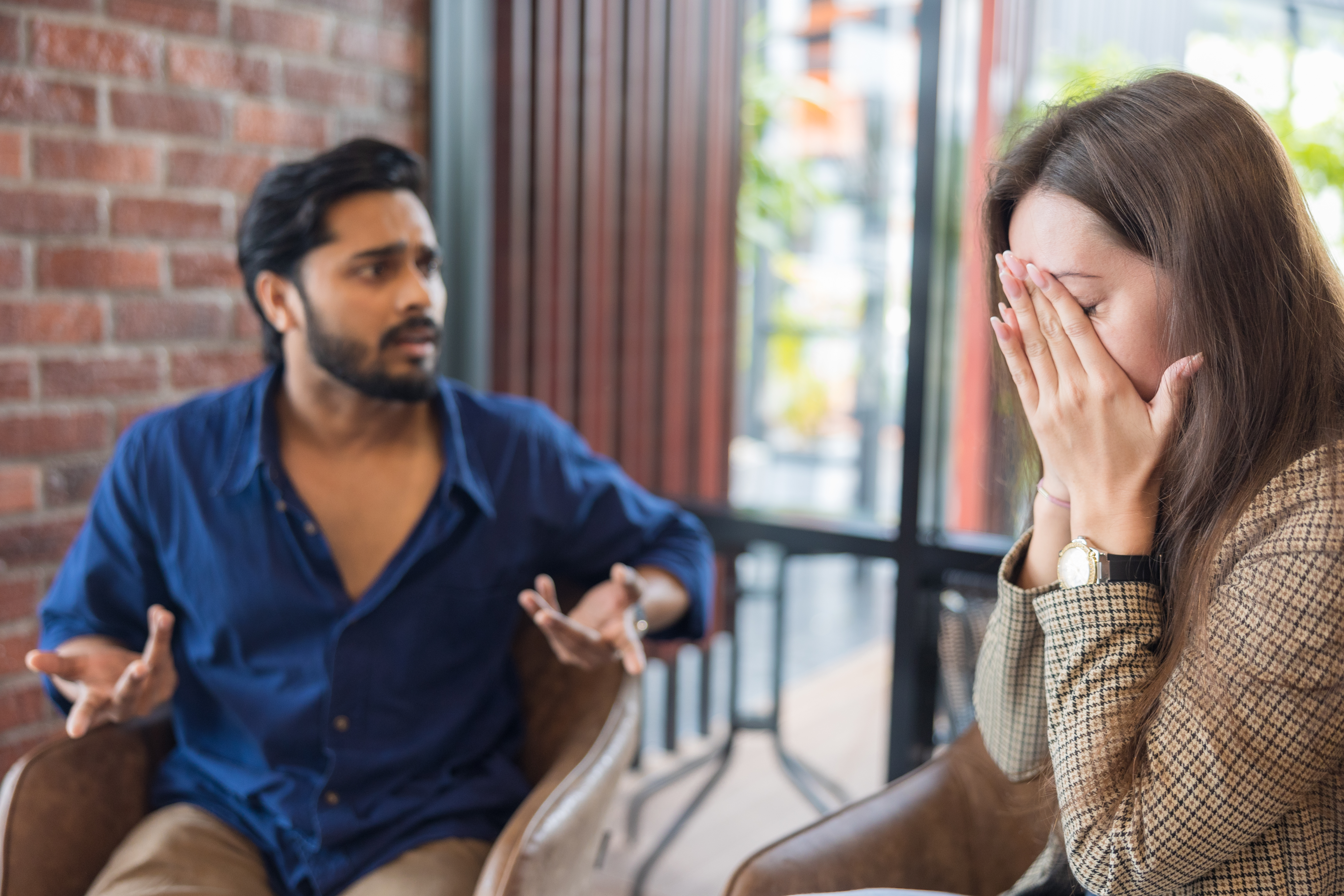 Un hombre y una mujer manteniendo una acalorada conversación | Fuente: Getty Images