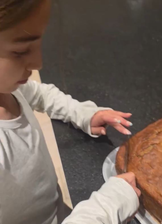 Aitana Derbez corta la primer porción del pan de plátano | Fuente: Facebook/VadhirDerbez