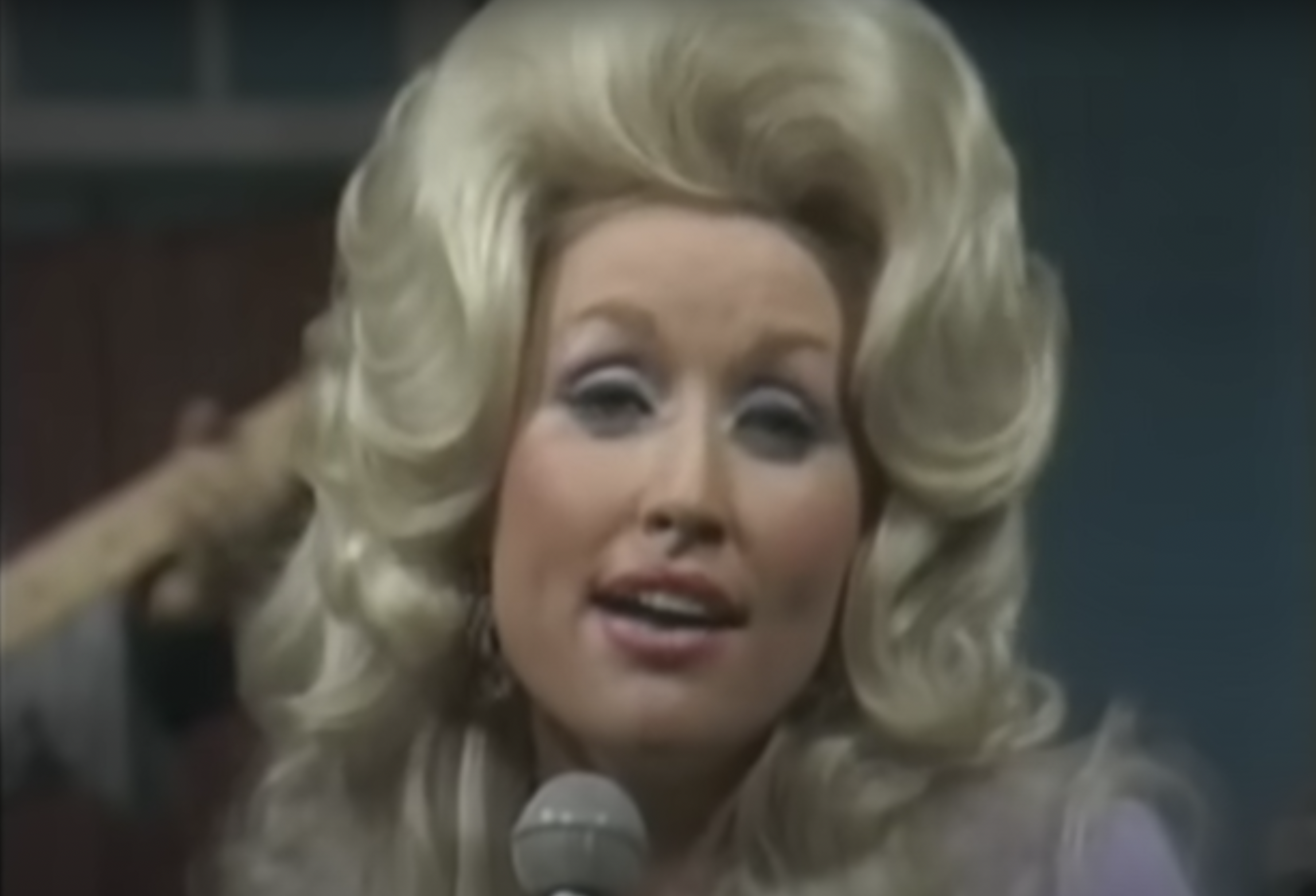 Dolly Parton interpretando "I Will Always Love You" en directo, publicado el 7 de diciembre de 2021 | Fuente: YouTube/ShoutFactoryVEVO