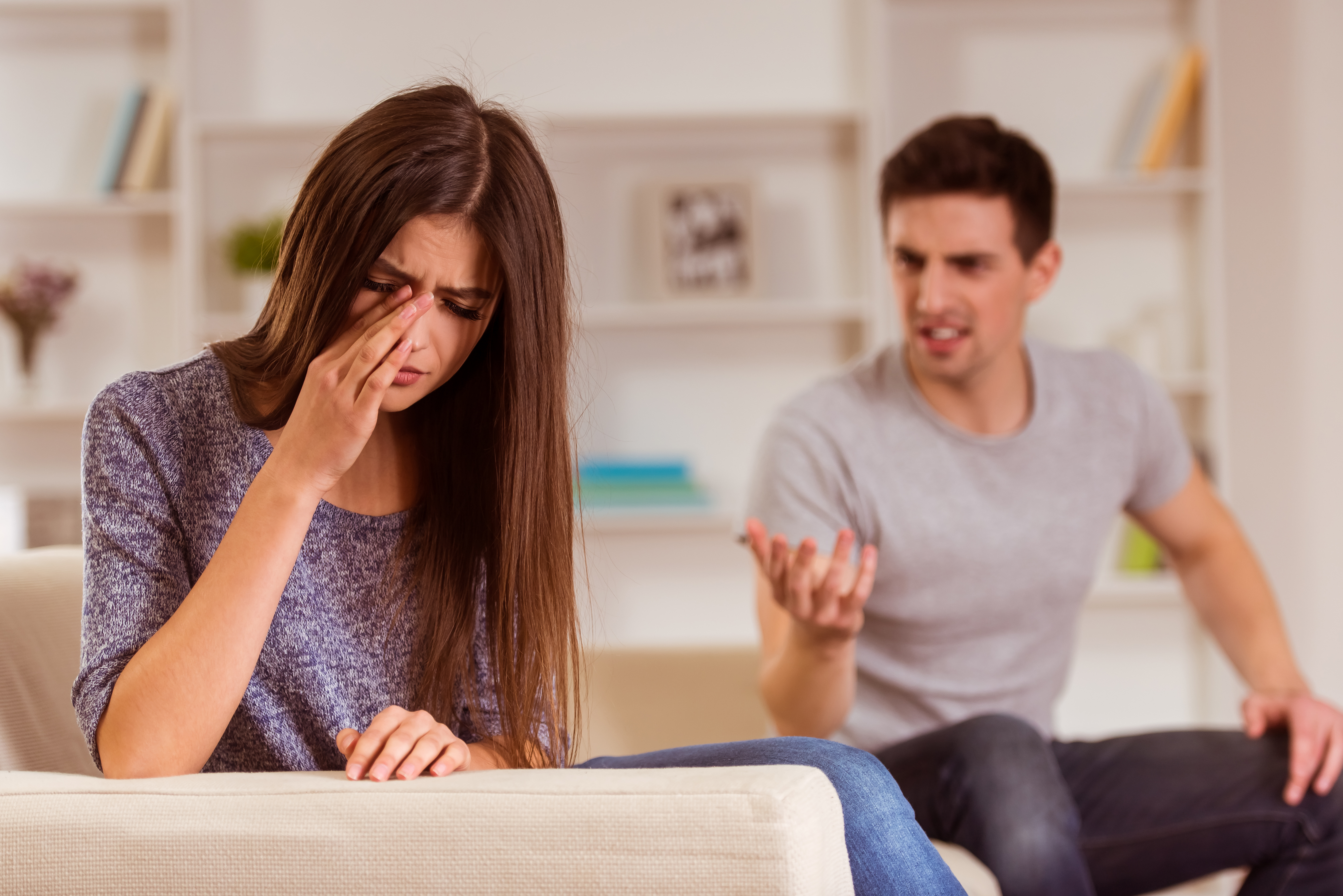 Un hombre y una mujer discutiendo | Fuente: Shutterstock