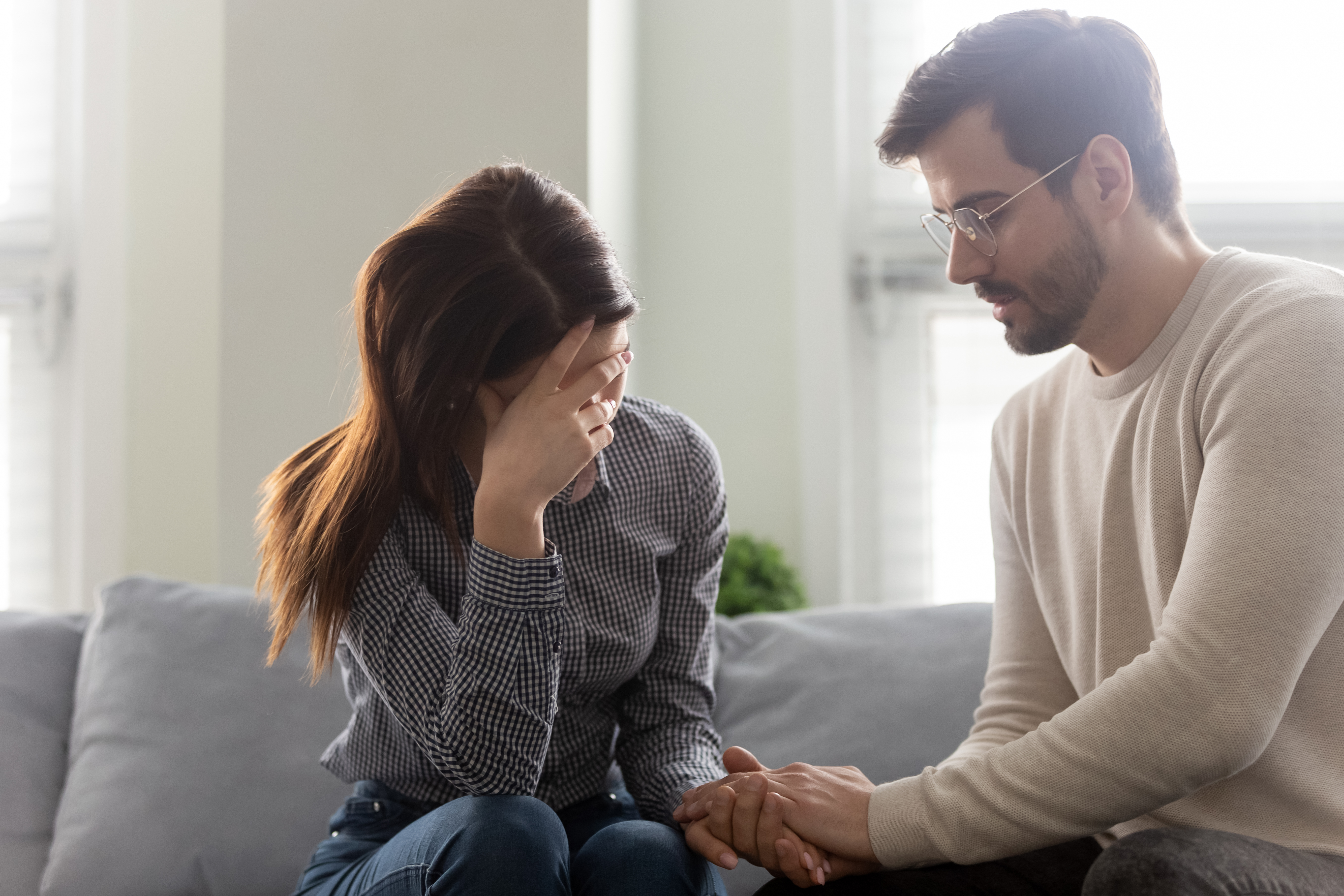Un marido consuela a su angustiada esposa | Fuente: Shutterstock