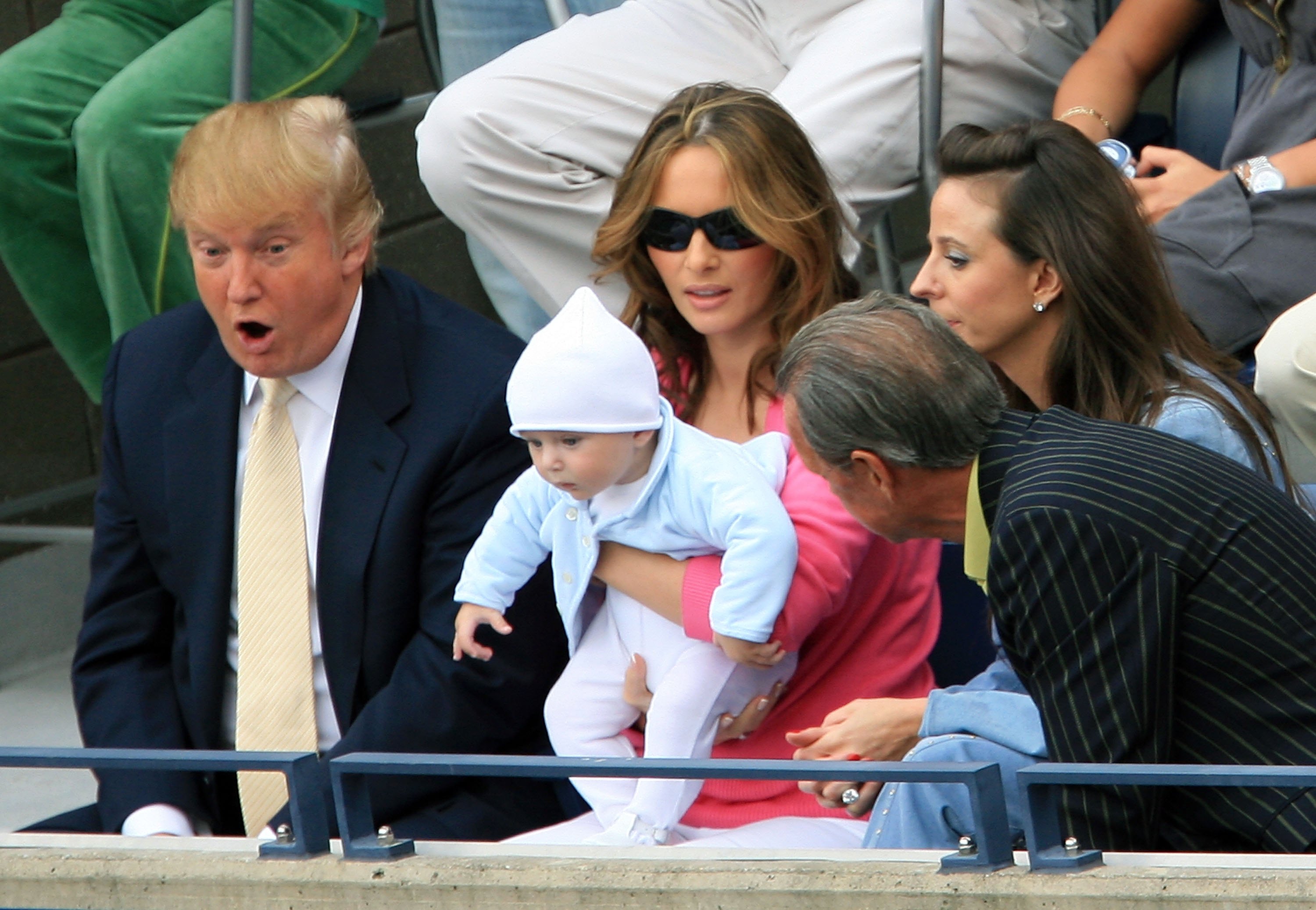 Donald y Melania con su hijo Barron durante el U.S. Open el 10 de septiembre de 2006, en Nueva York. | Fuente: Getty Images