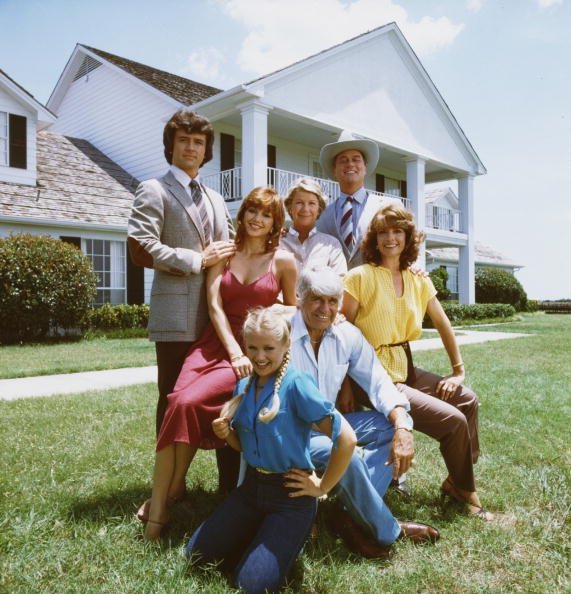 Foto promocional de la serie estadounidense 'Dallas' muestra a los miembros de la familia Ewing mientras posan frente a su casa de la televisión, Southfork Ranch, Dallas, Texas, 1979. | Imagen: Getty Images