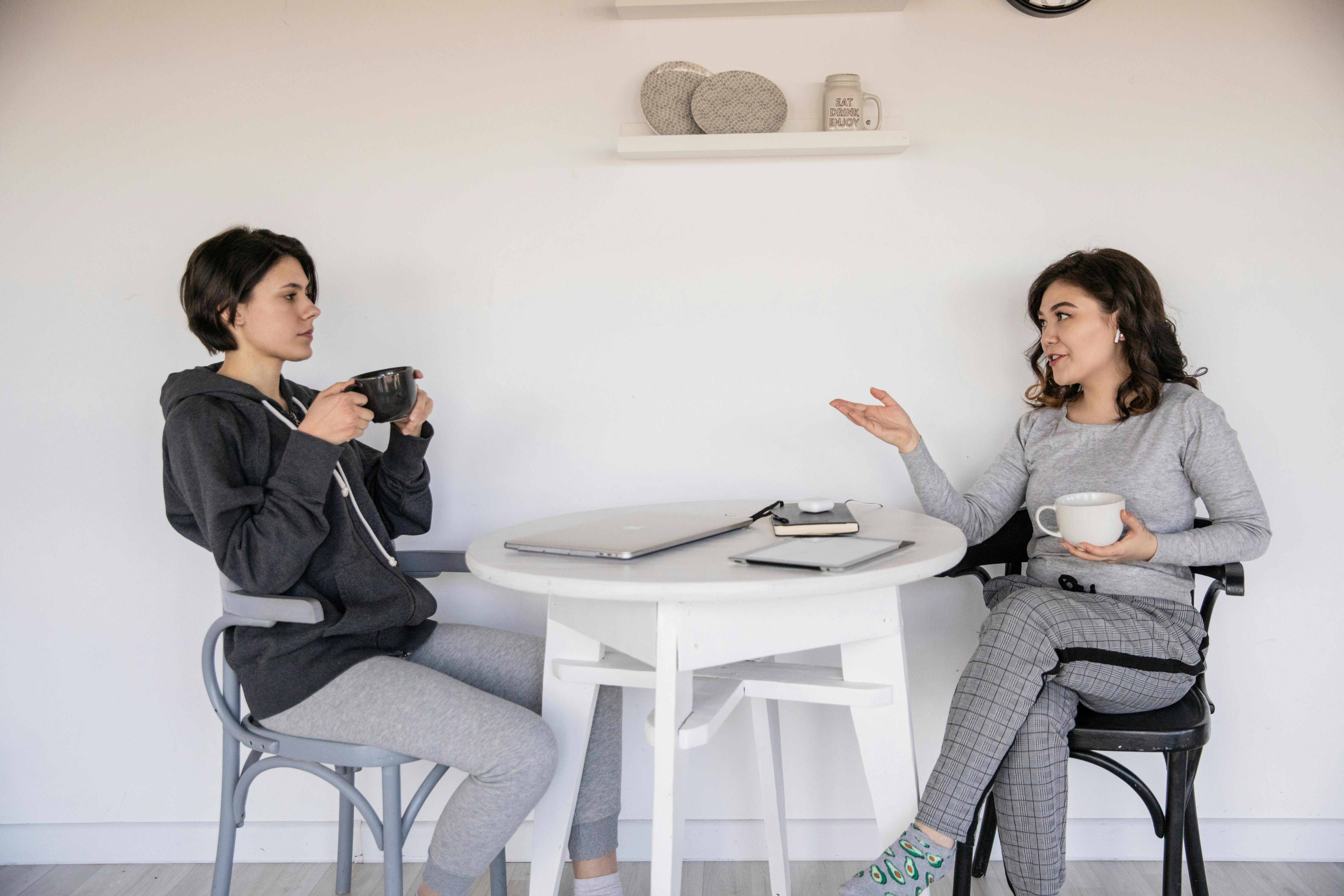 Dos mujeres hablando | Foto: Pexels