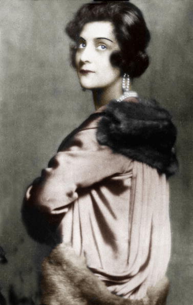 Gabrielle Chasnel llamada Coco Chanel (1883-1971), diseñadora de moda francesa, aquí en 1926 documento coloreado. | Fuente: Getty Images