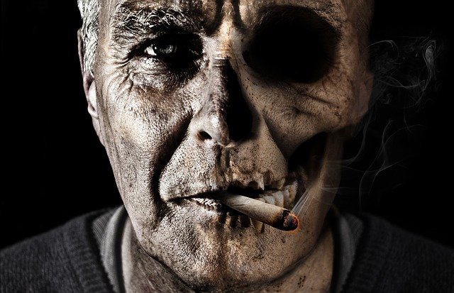 Persona enferma fumando cigarro. Fuente: Pixabay