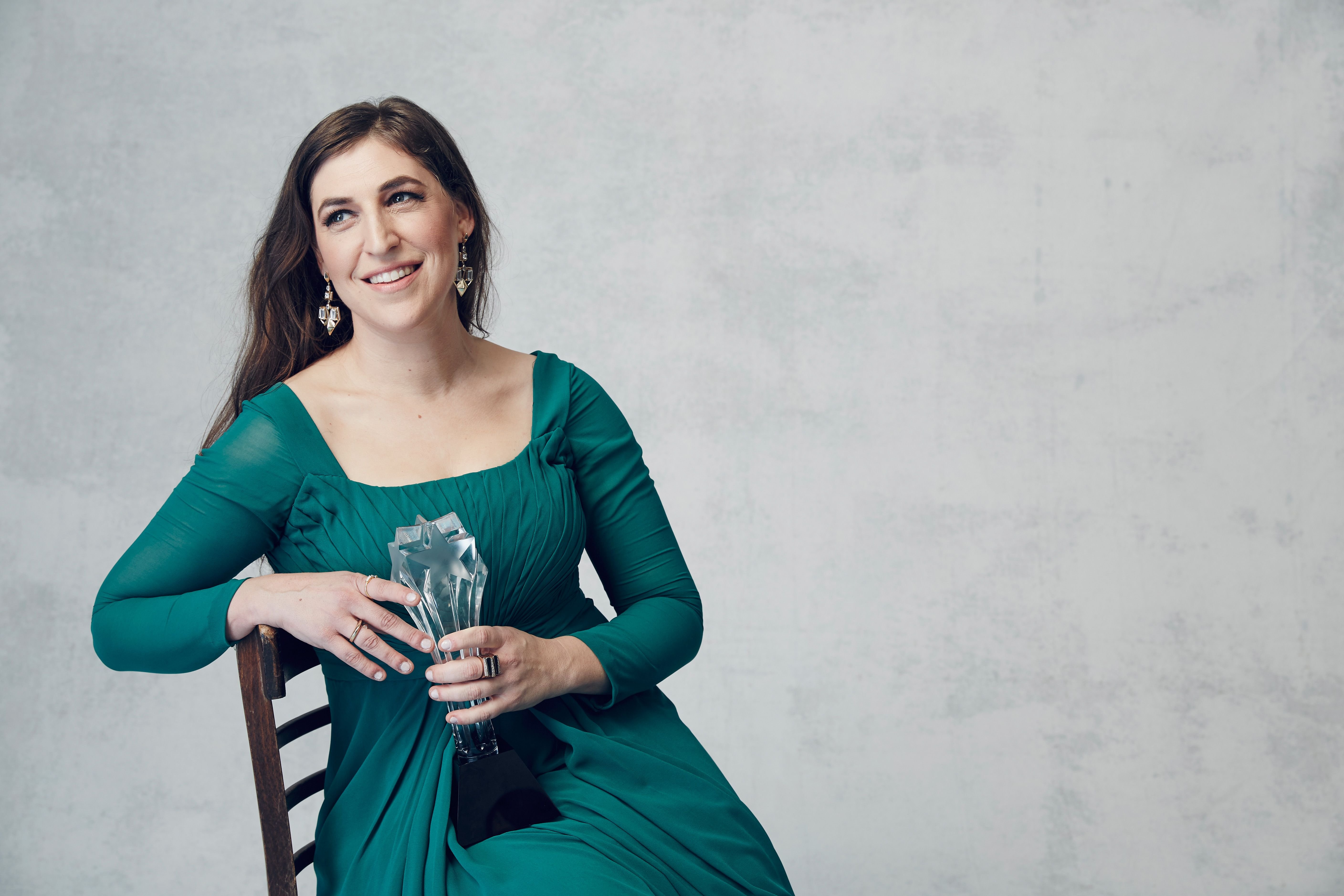 Mayim Bialik durante la 21.a edición de los Critics' Choice Awards el 17 de enero de 2016 en Santa Mónica, California. | Foto: Getty Images