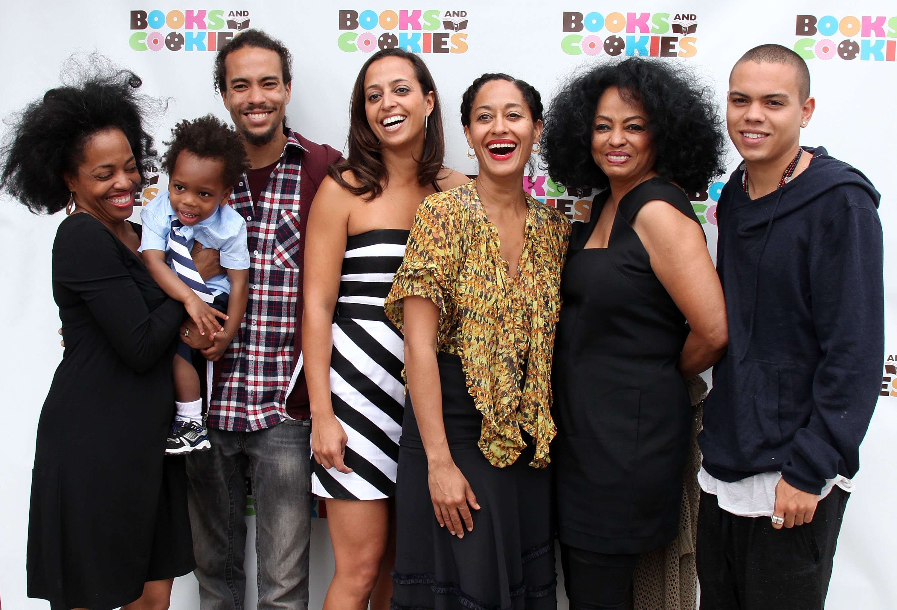 En la foto: (De izquierda a derecha) Rhonda, Raif Kendrick, Ross Naess, Chudney, Tracee Ellis, Diana Ross y Evan asisten a la gran inauguración de Books & Cookies en Books and Cookies el 14 de mayo de 2011 en Santa Mónica, California | Foto: Getty Images