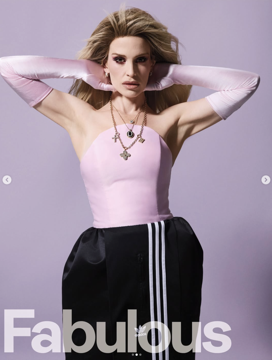 Kelly Osbourne ha desvelado su último look en una nueva sesión de fotos para la revista Fabulous, en la que posa con un corsé rosa pálido, guantes a juego y unos pantalones negros de Adidas, tras revelar que había vuelto a ganar casi 30 libras desde los BRIT Awards. | Fuente: Instagram/@kellyosbourne
