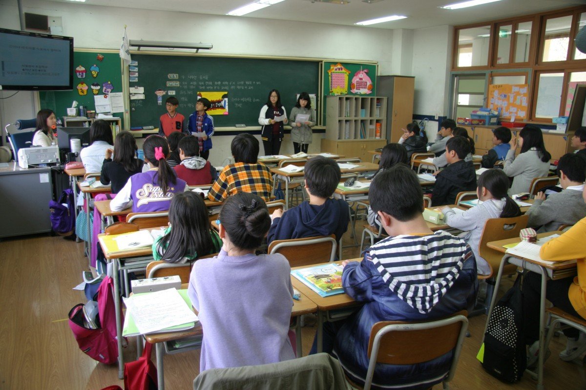 Maestra impartiendo clases a sus alumnos en un salón. | Foto: PxHere