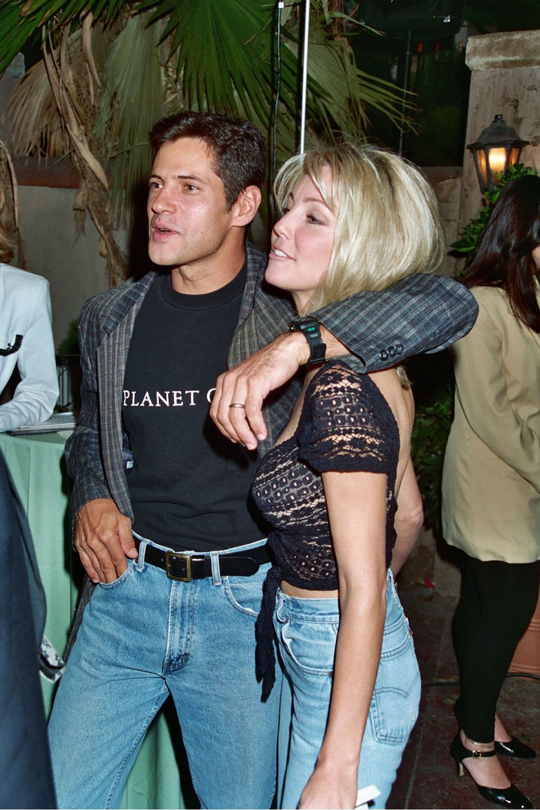 El joven actor y Heather Locklear durante la Fiesta de Melrose de 1995 para celebrar su episodio número 100 en Los Ángeles, California | Fuente: Getty Images